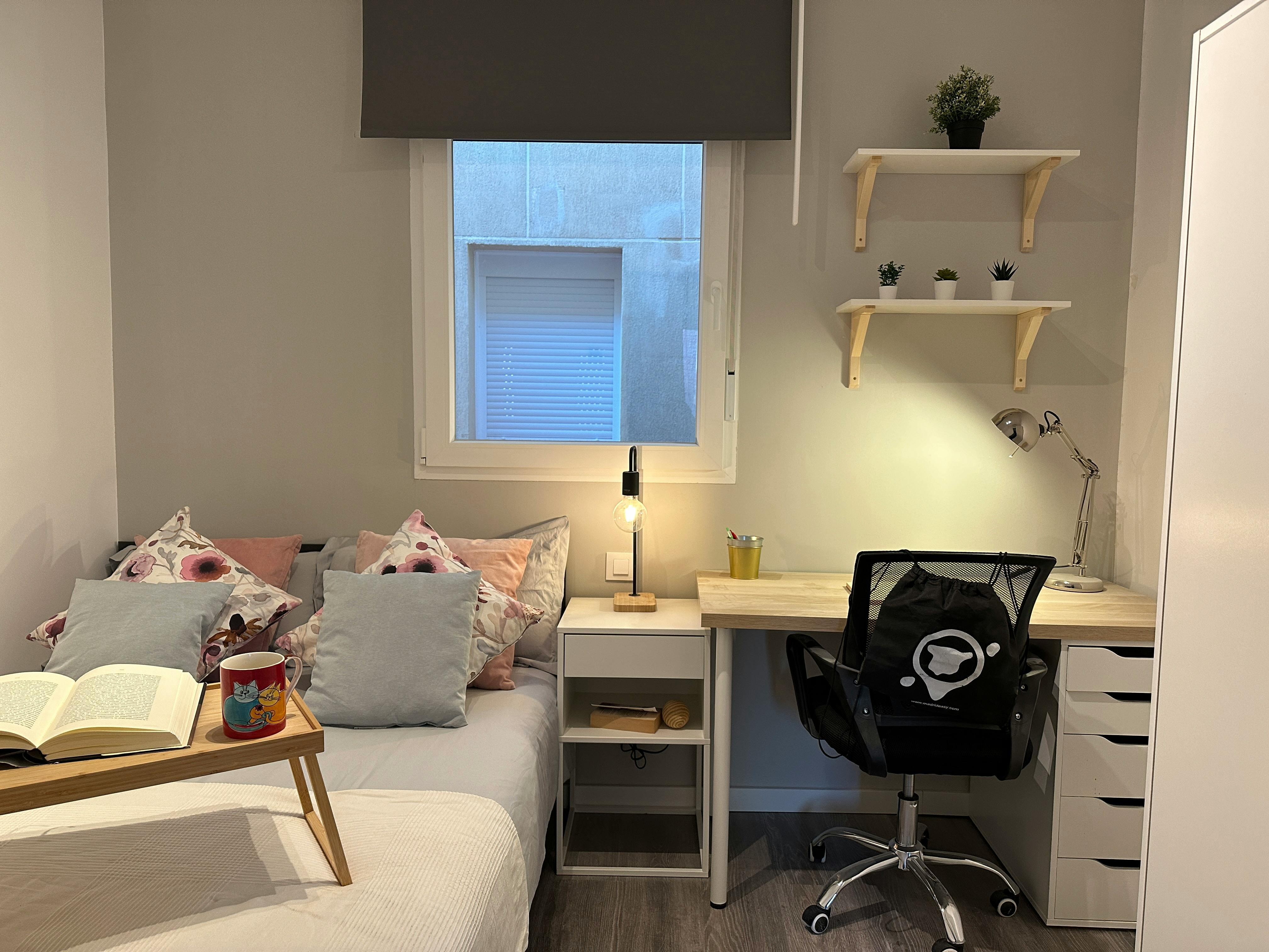 Private room for rent for €435 per month in Madrid, Calle de Pradales