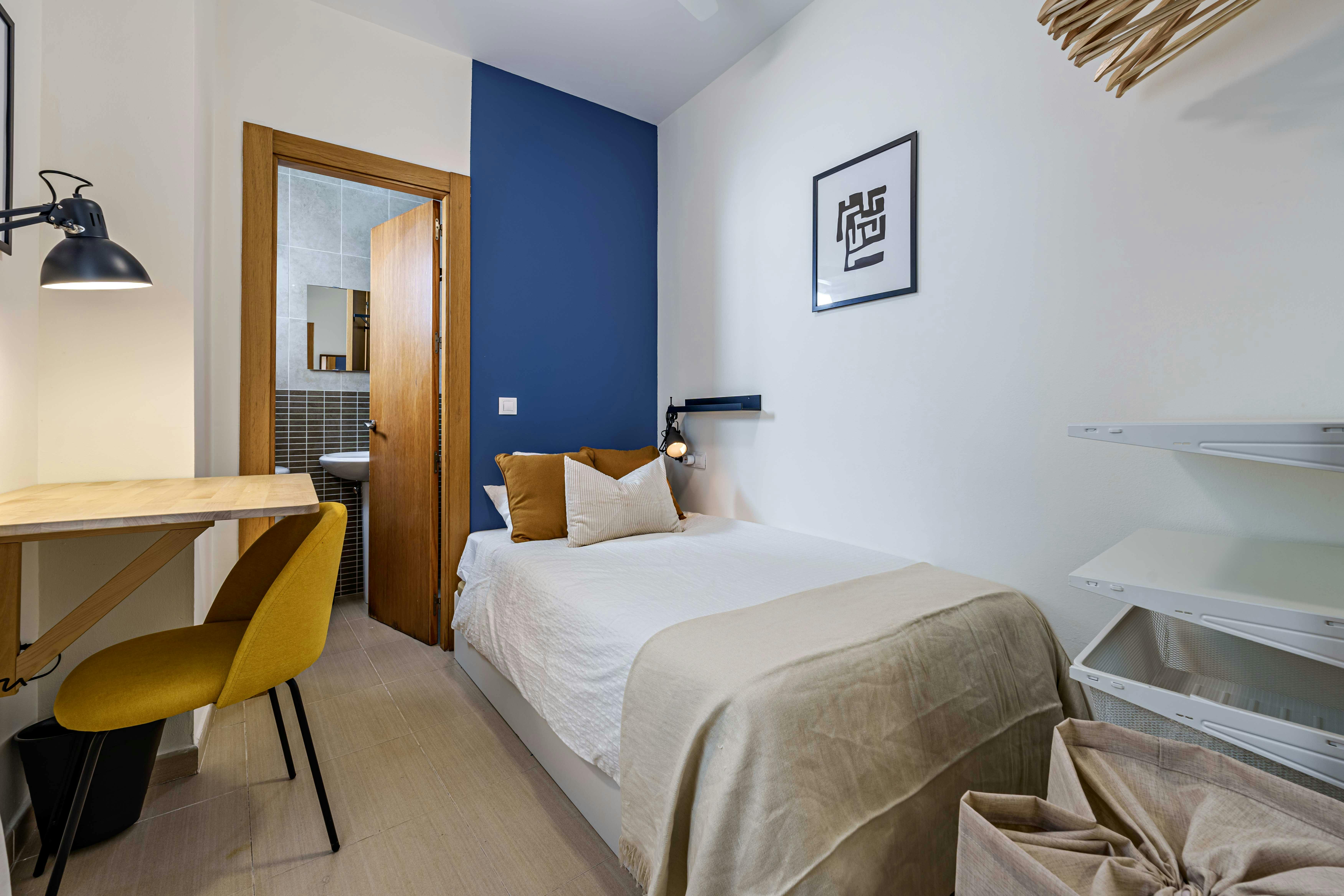 Private room for rent for €575 per month in Málaga, Calle Álamos