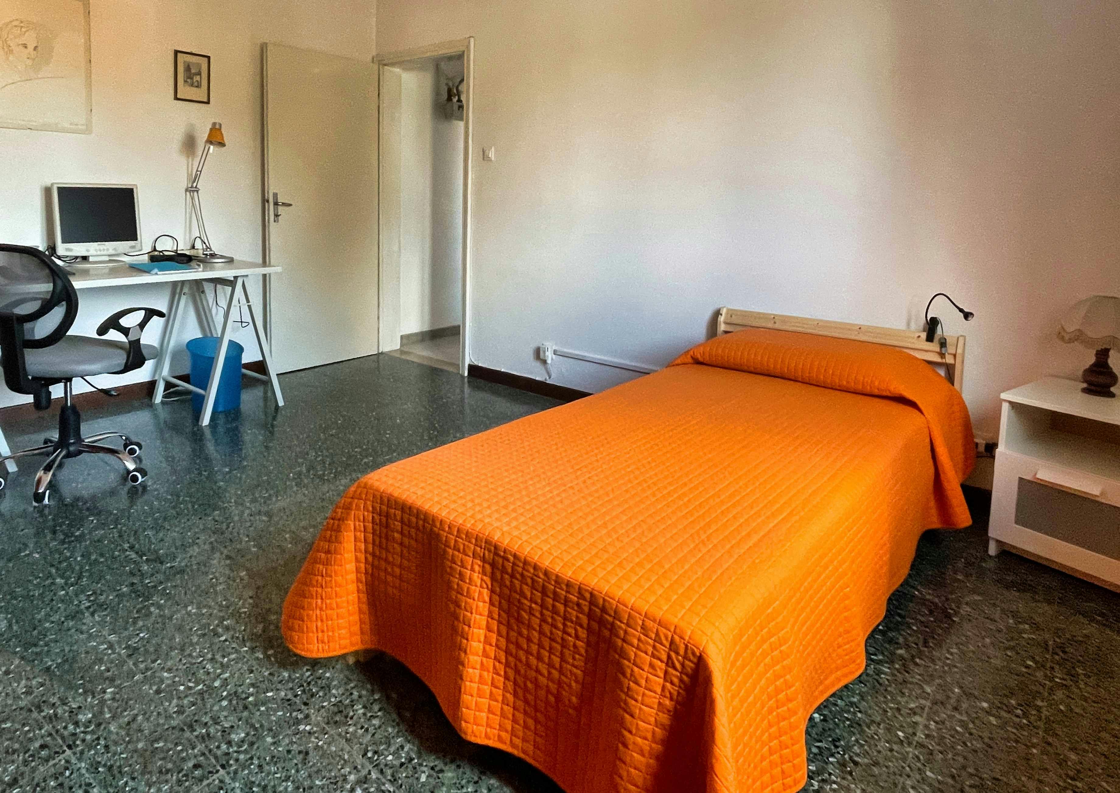 Private room for rent for €600 per month in Bologna, Via Luigi Bertelli