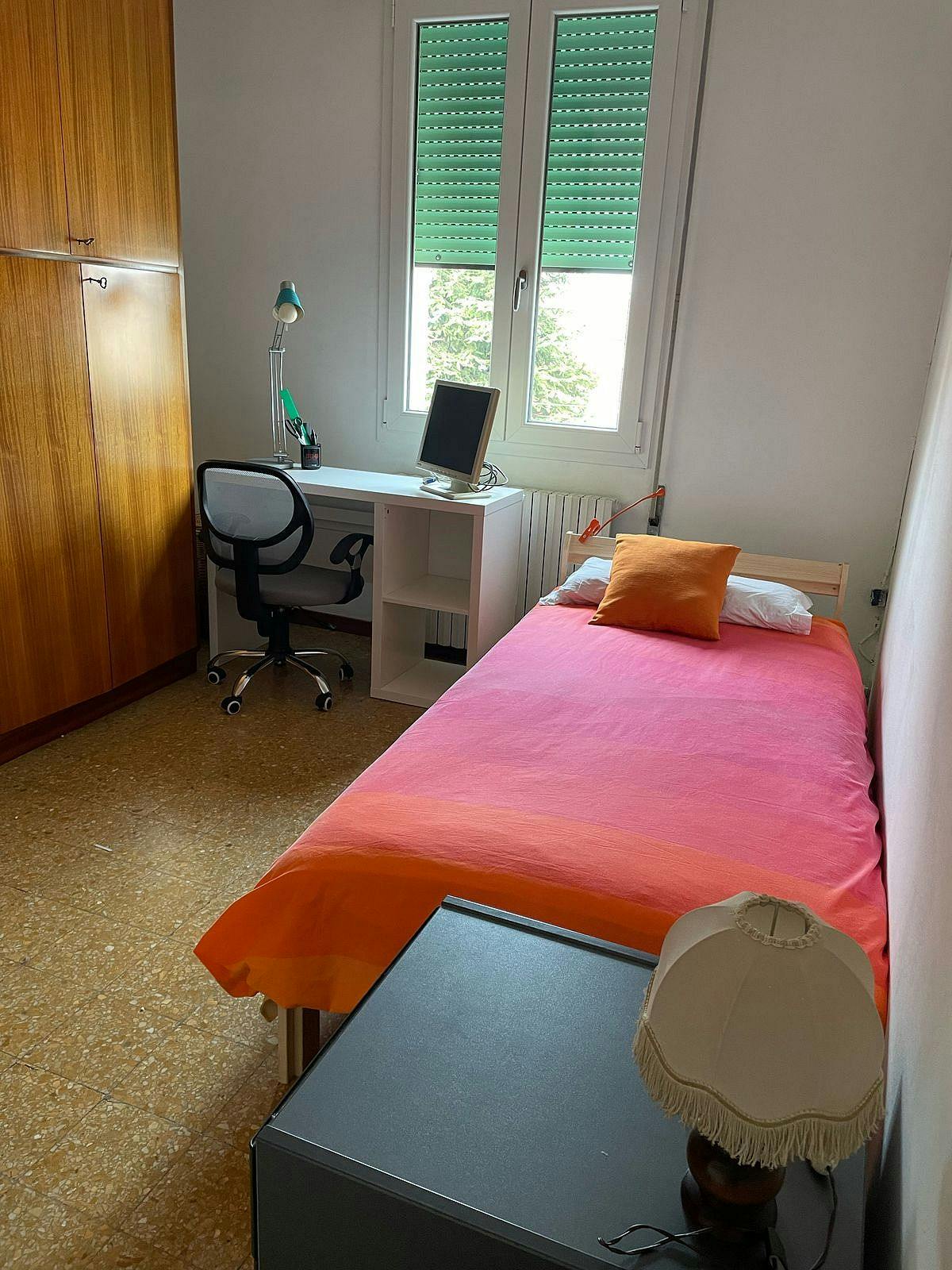 Private room for rent for €540 per month in Bologna, Via Luigi Bertelli