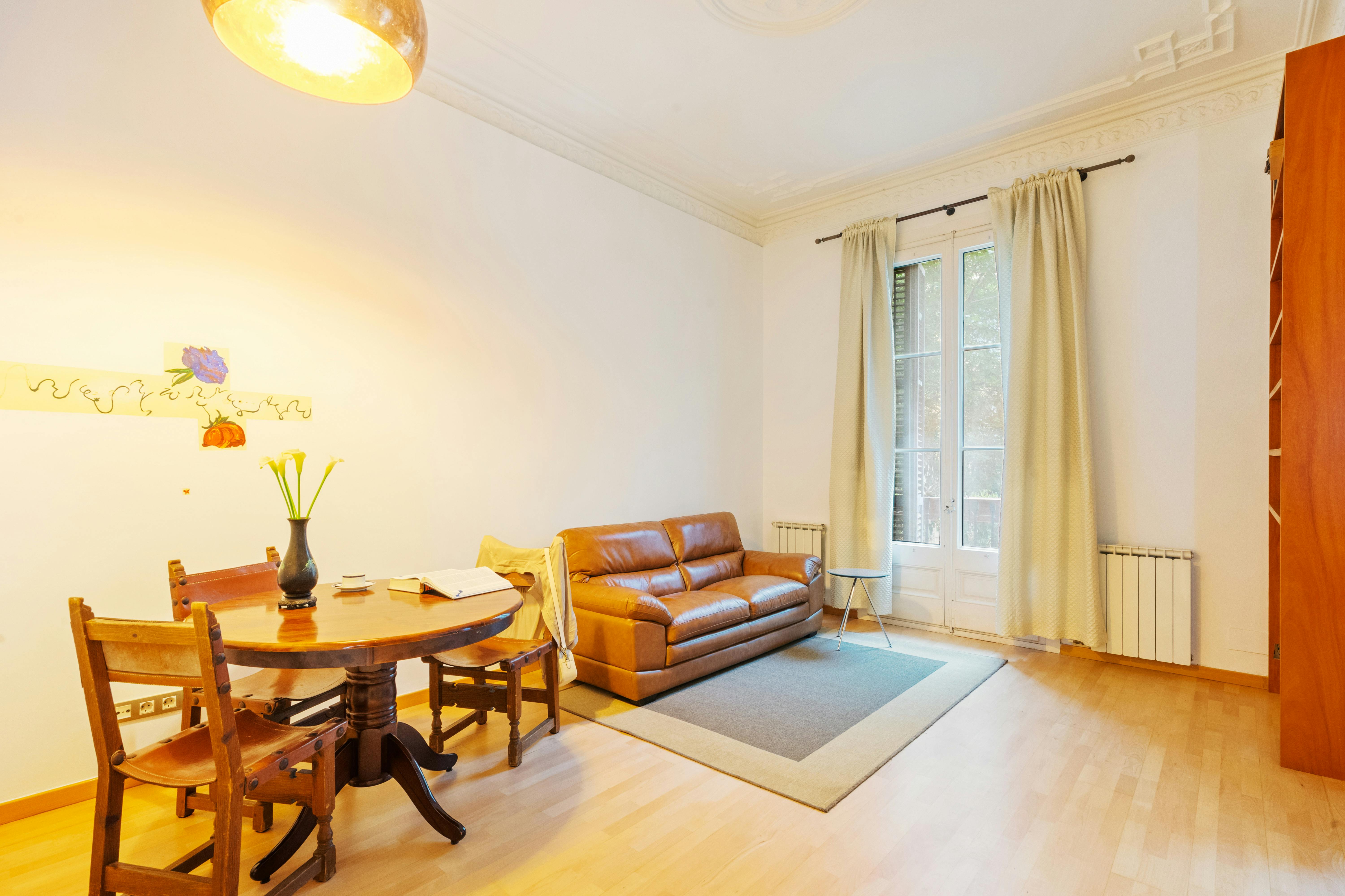 Apartment for rent for €2,750 per month in Barcelona, Carrer de Girona