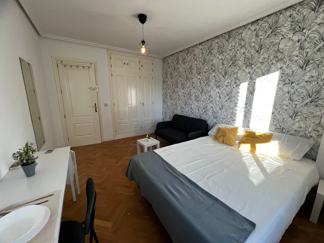 Private room in Calle de la Infanta Mercedes, Madrid (1572539) room image 2
