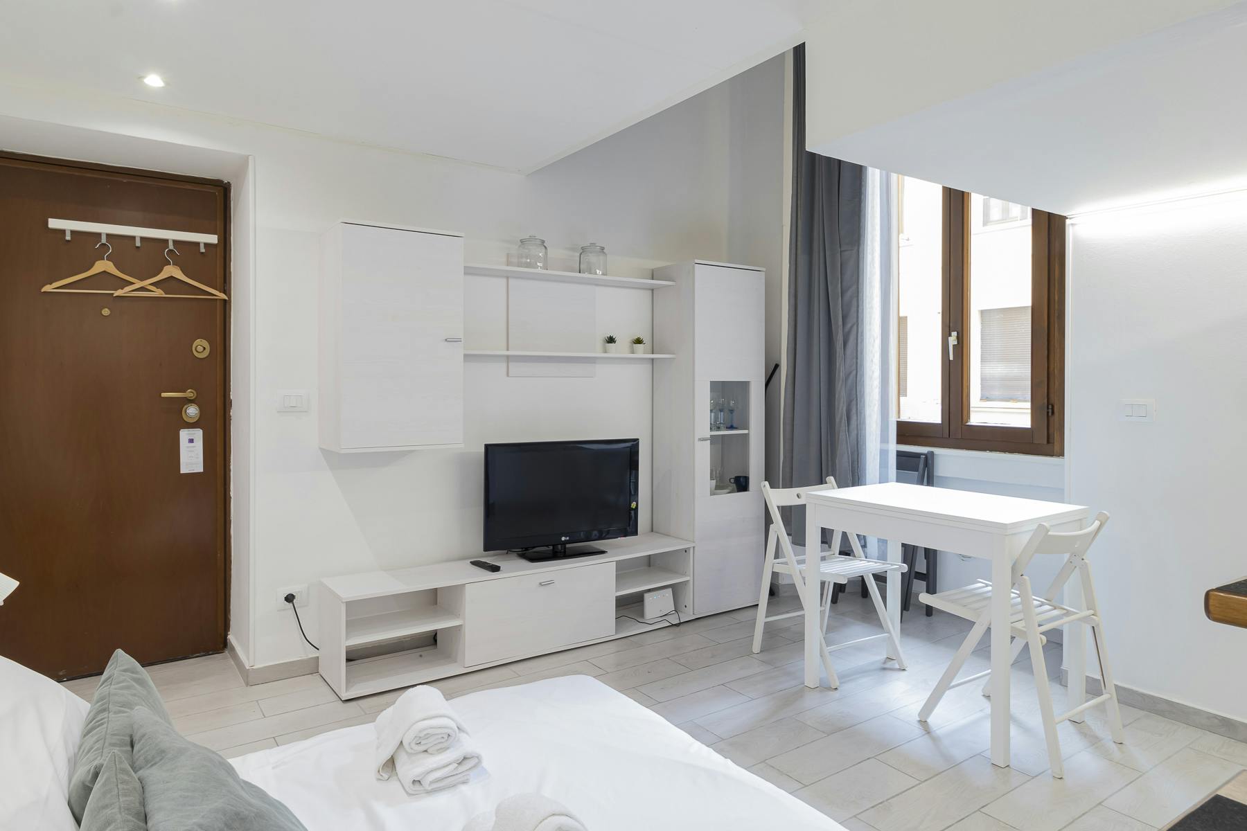 Apartment for rent for €2,000 per month in Milan, Via Francesco Londonio