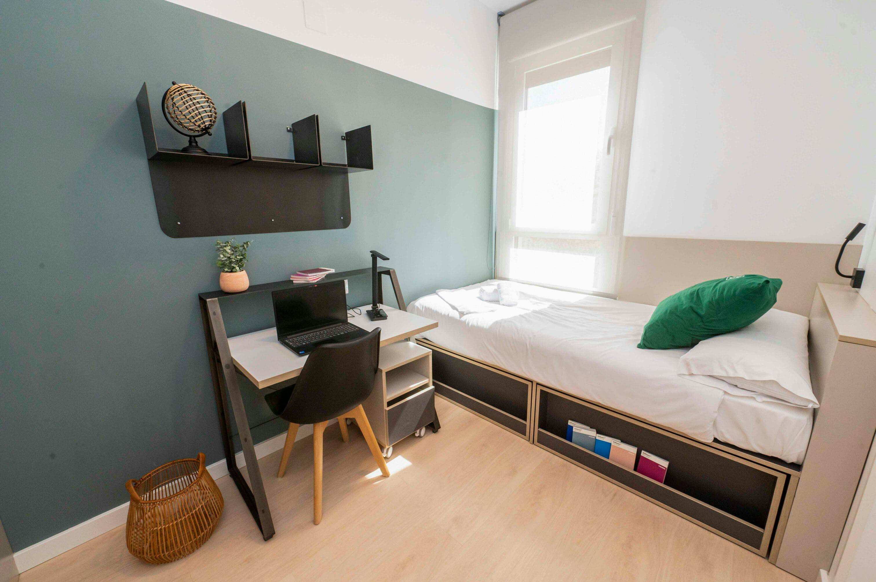 Private room for rent for €685 per month in Granada, Calle Nuestra Señora de la Salud