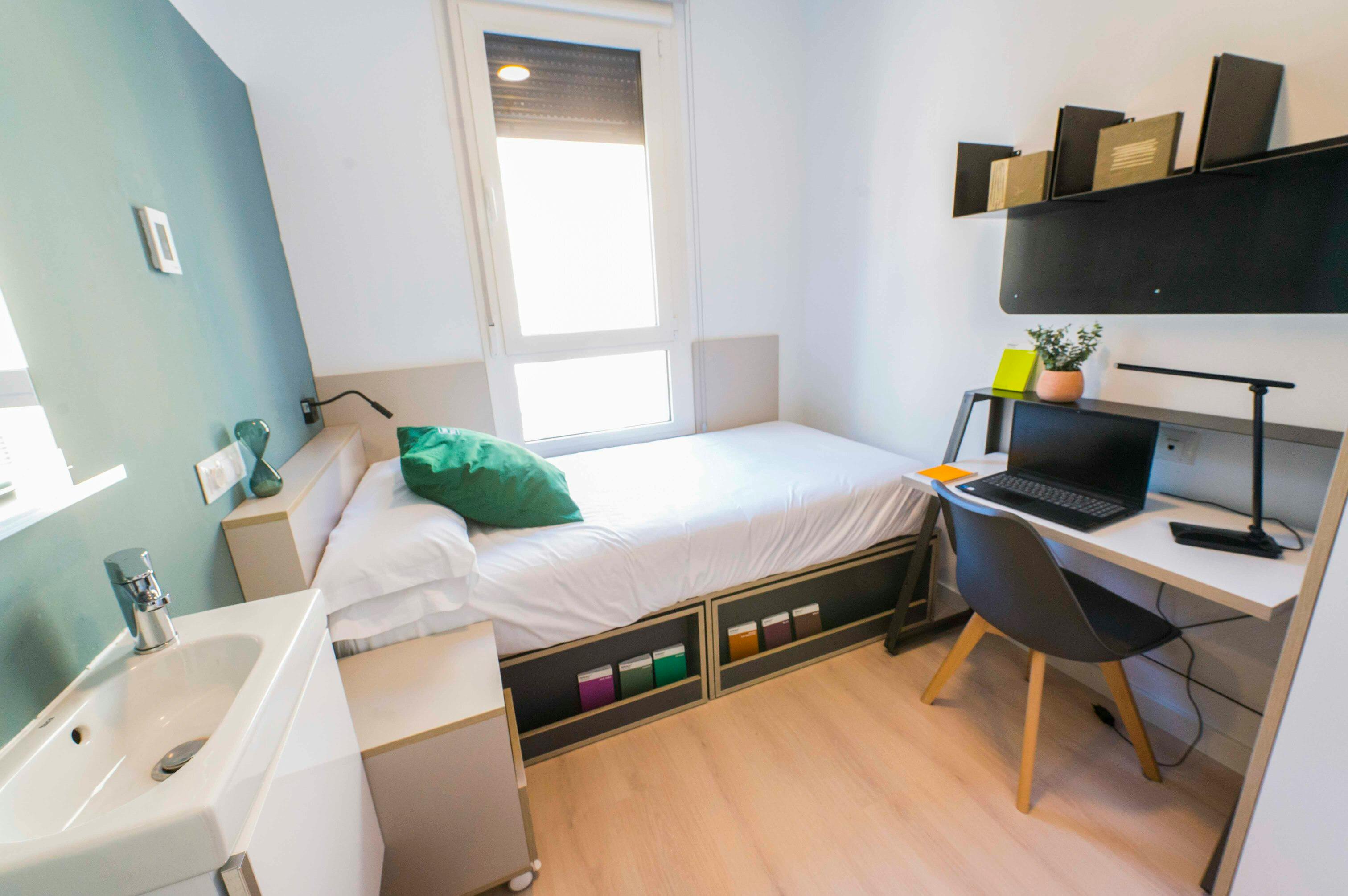 Private room for rent for €685 per month in Granada, Calle Nuestra Señora de la Salud