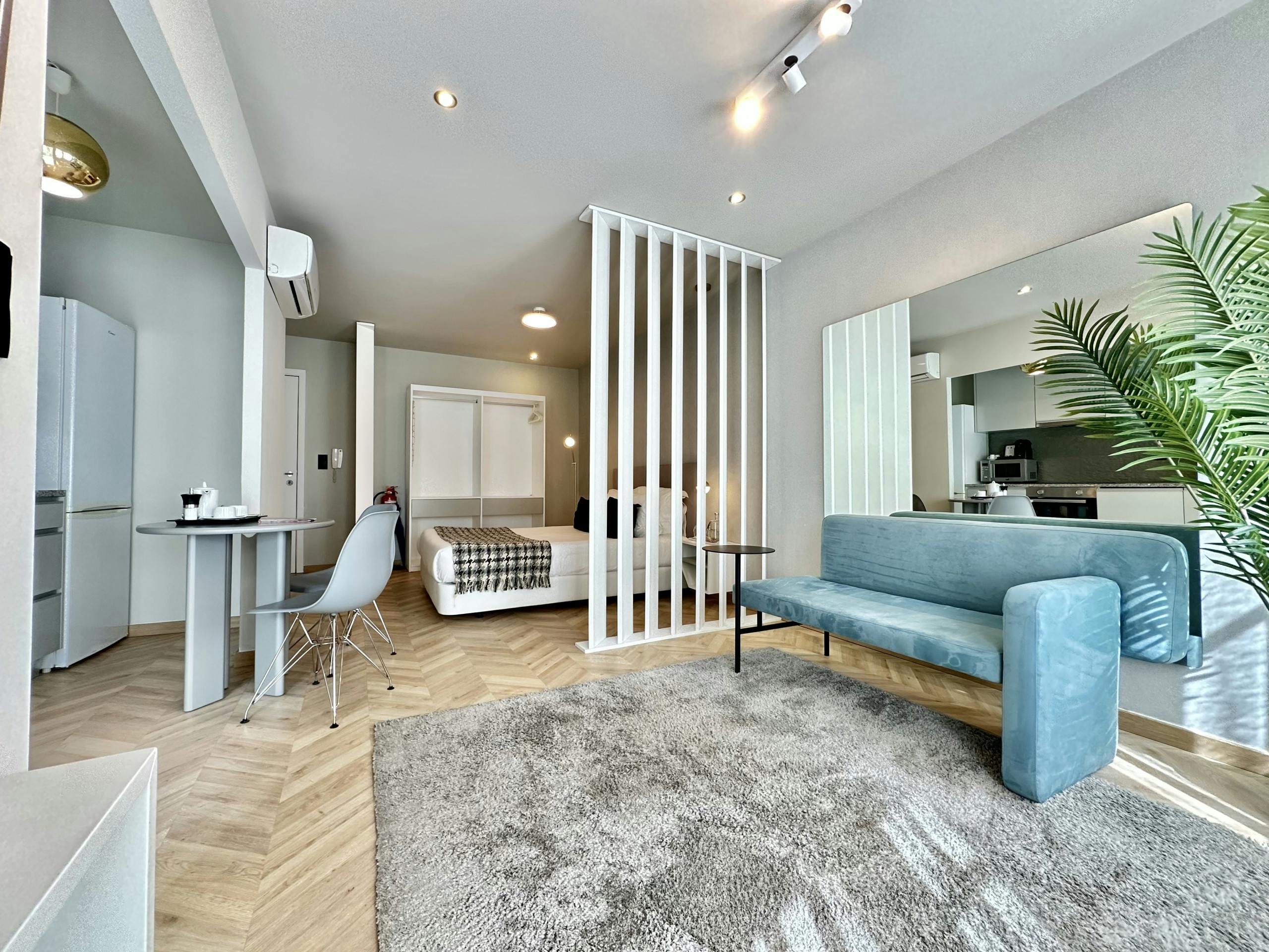 Studio for rent for €9,999 per month in Porto, Rua de Santa Catarina