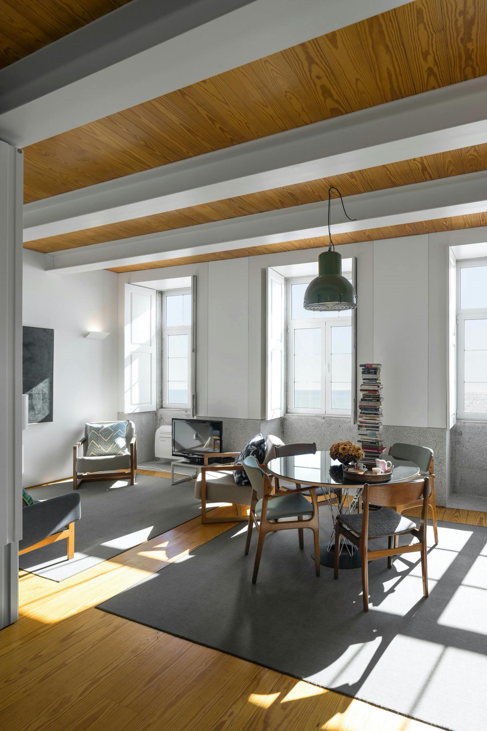 Apartment for rent for €9,999 per month in Porto, Rua da Senhora da Luz