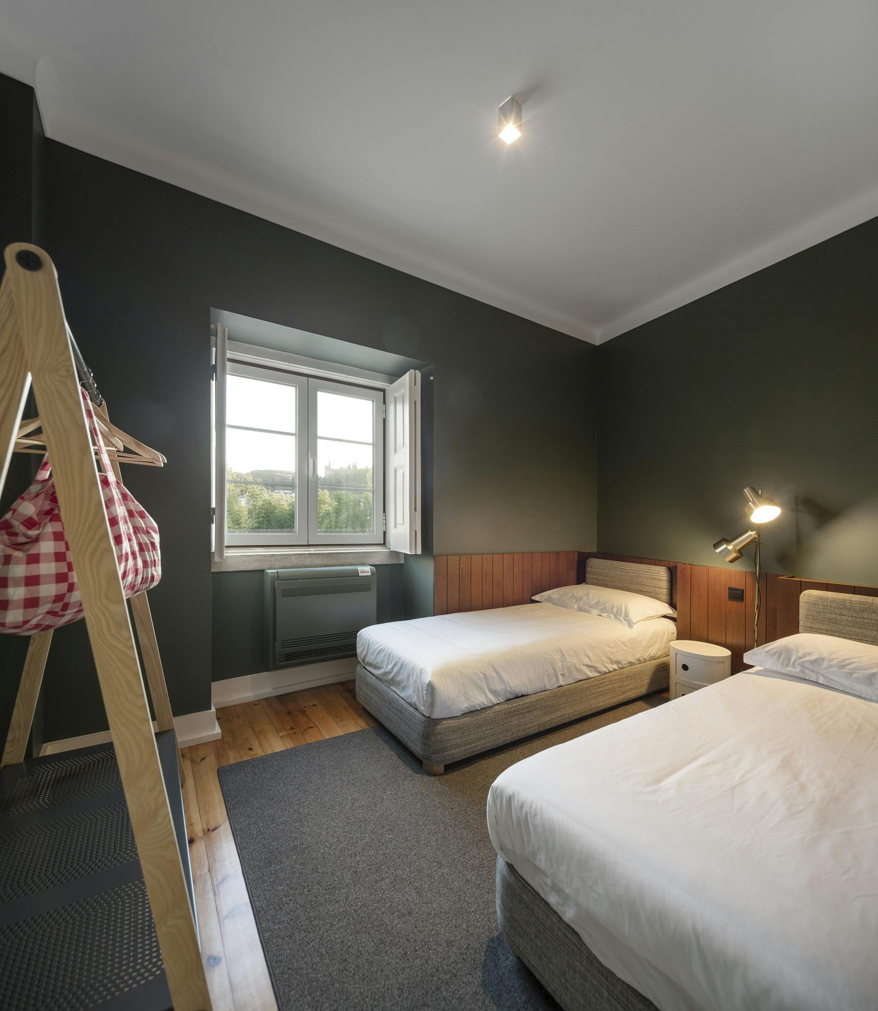 Apartment for rent for €9,999 per month in Tomar, Rua Santa Iria