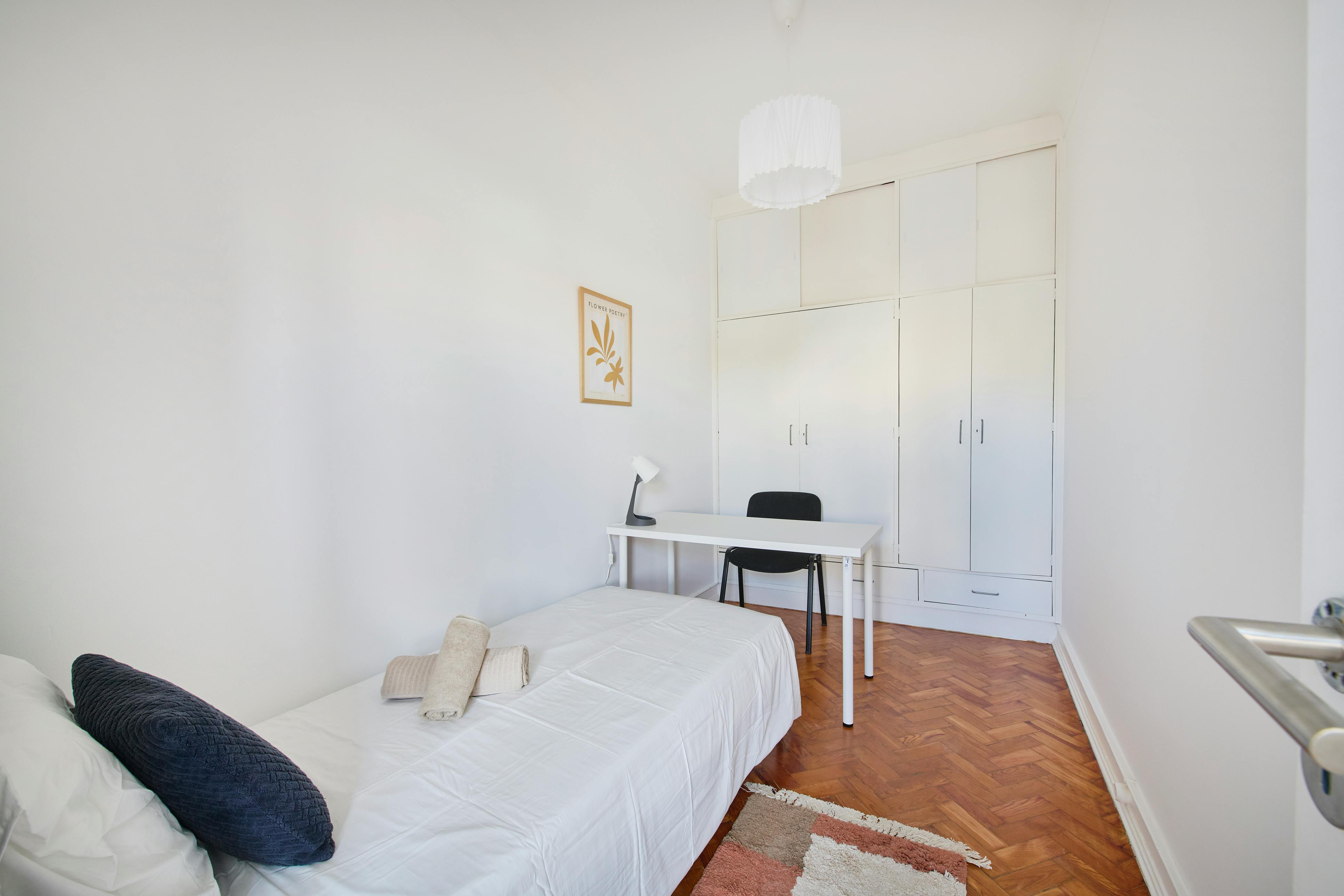 Private room for rent for €450 per month in Lisbon, Rua Frei Amador Arrais