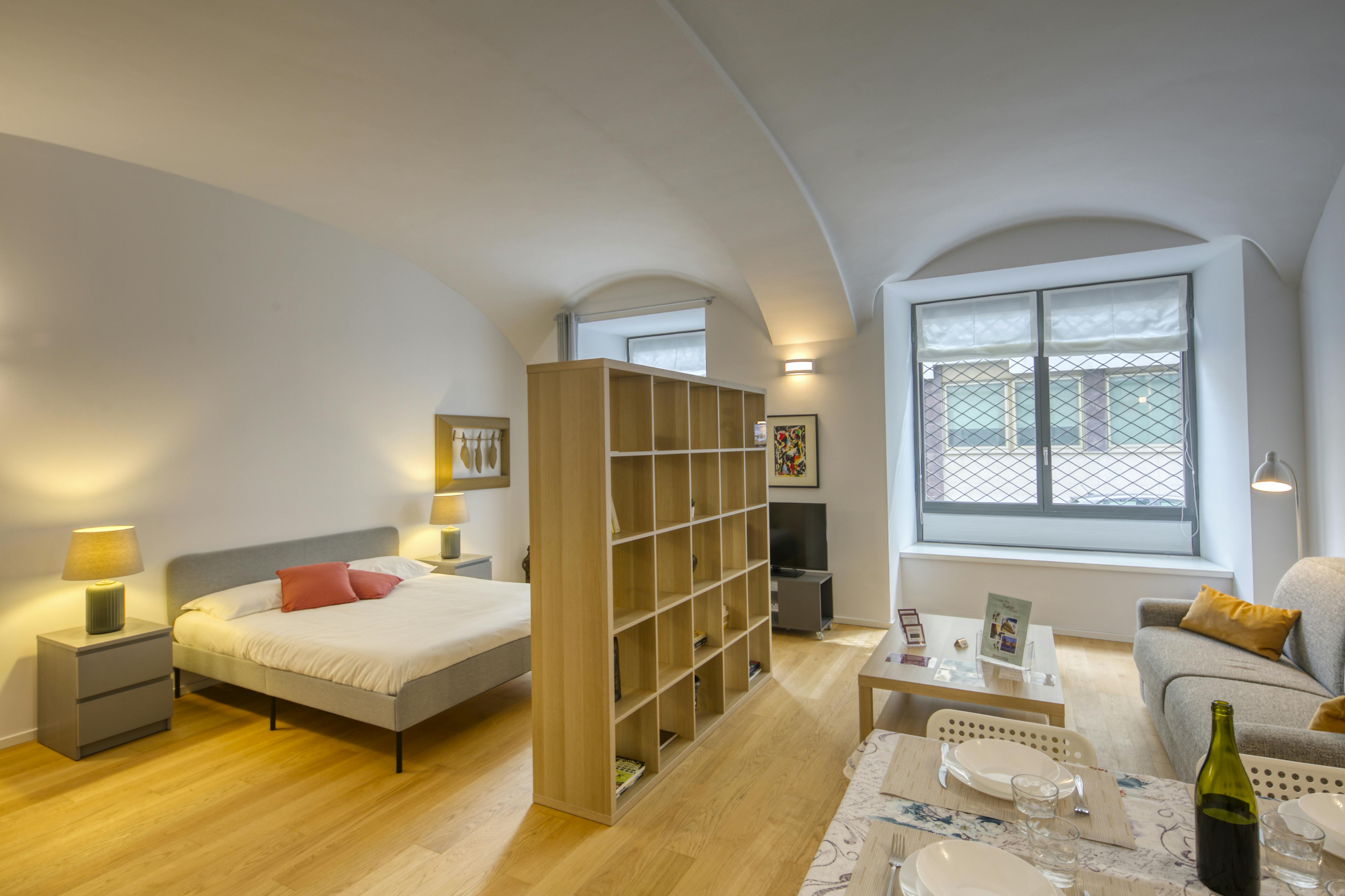 Studio for rent for €2,500 per month in Turin, Via Vittorio Alfieri