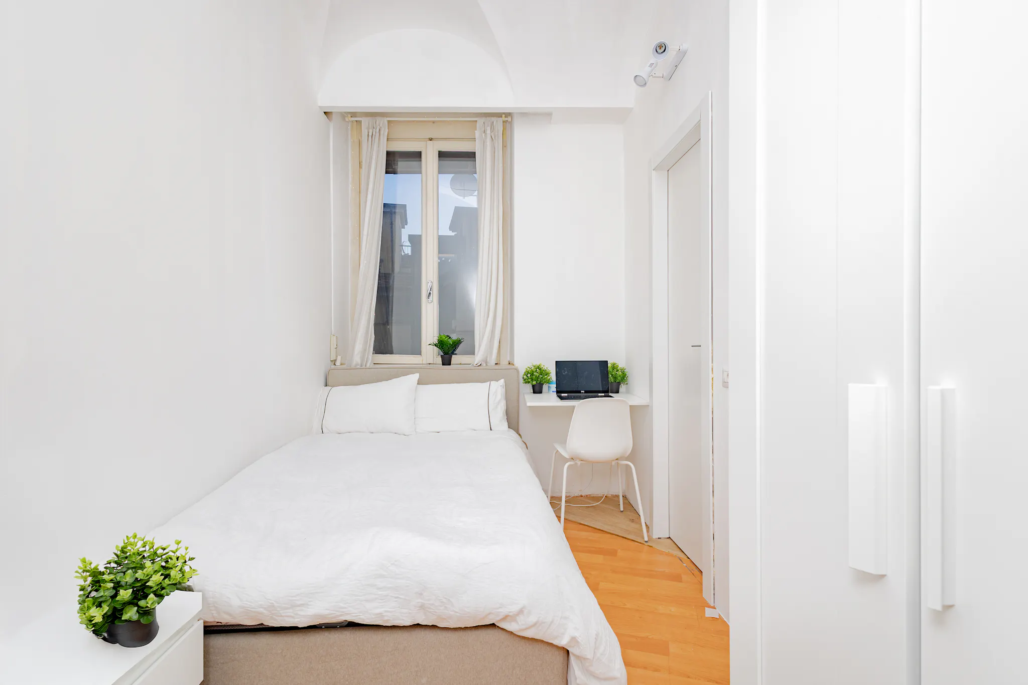 Via Cesare Battisti, Milan preview