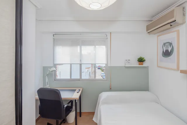 Private room in Calle Pedro Maza, Valencia (1575834) room image 2
