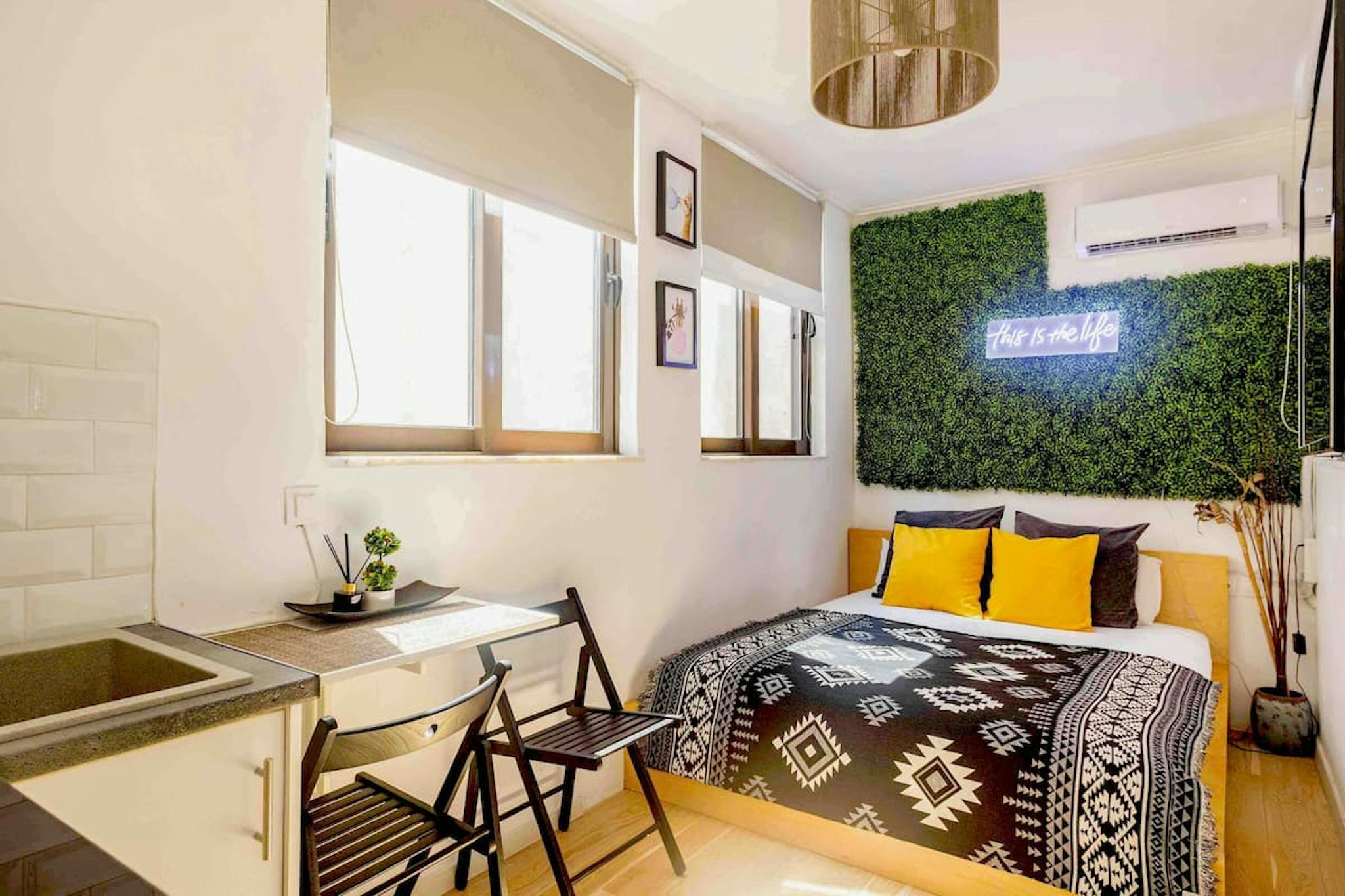 Mantzarou, Athens preview