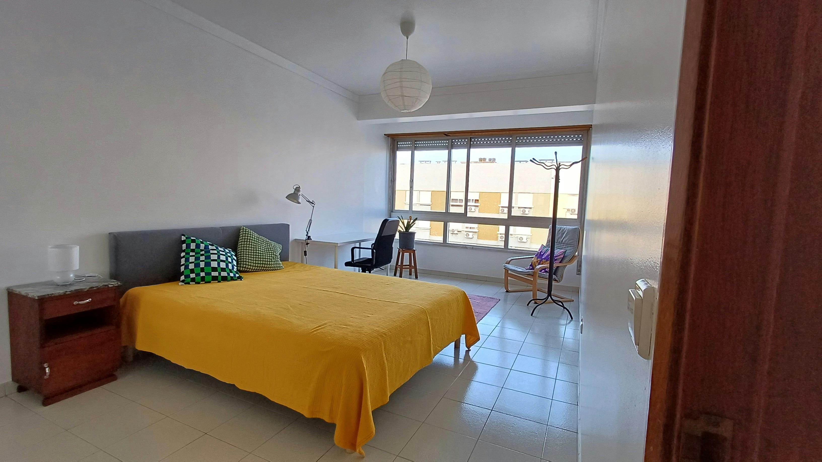 Chambre privée à louer pour 650 €/mois à Loures, Rua Amélia Rey Colaço