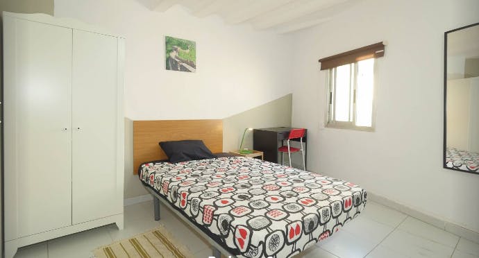 Private room for rent for €330 per month in Barcelona, Carrer de Cardona