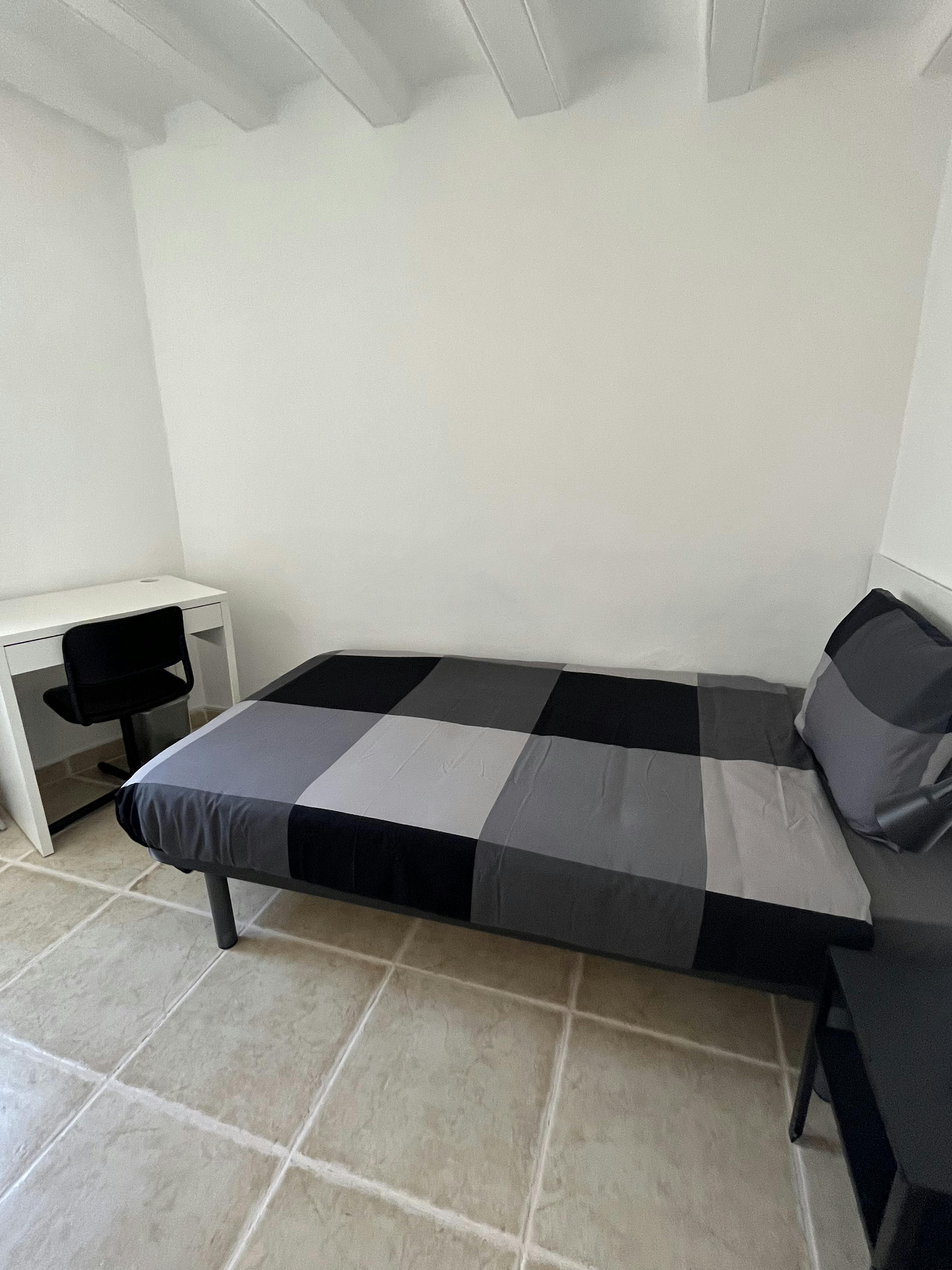 Private room for rent for €420 per month in Barcelona, Carrer de Cardona