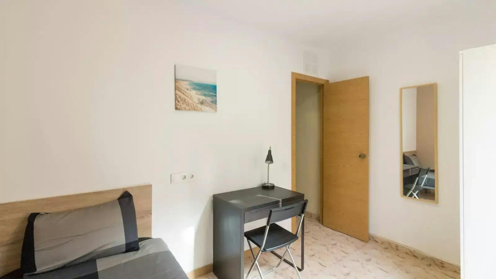 Private room for rent for €330 per month in Barcelona, Carrer de Besalú