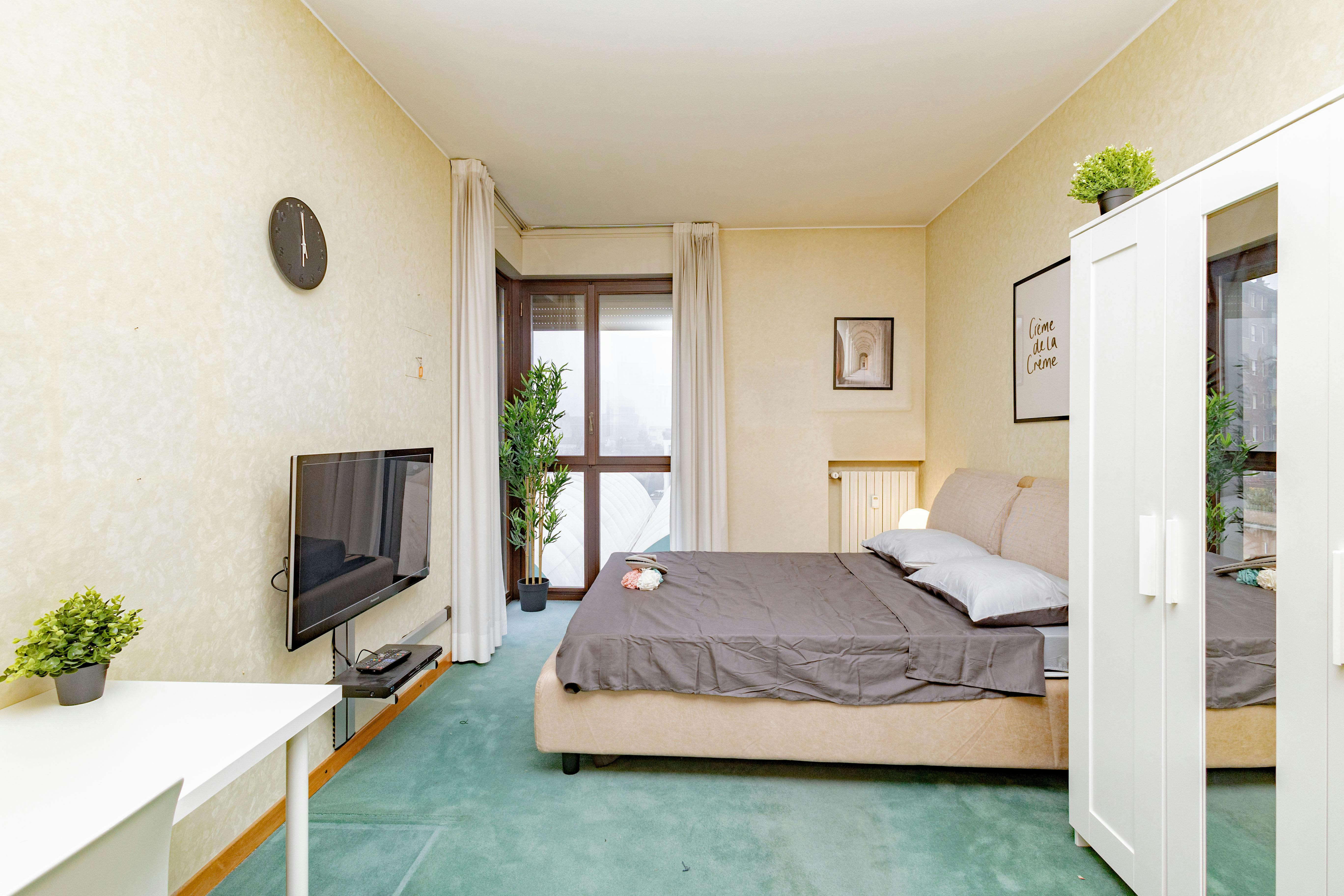 Via Francesco Caracciolo, Milan