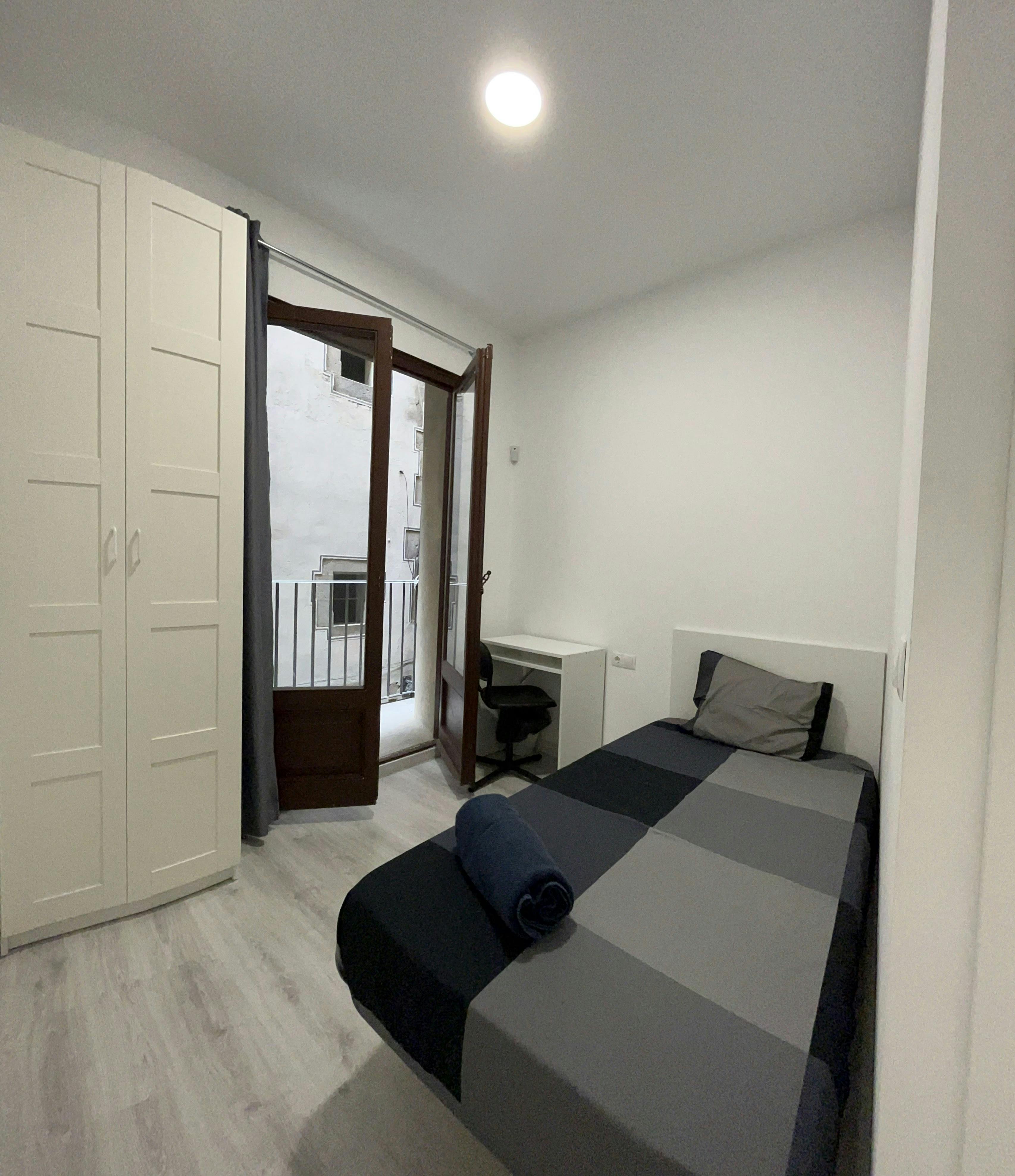 Private room for rent for €450 per month in Barcelona, Carrer de Corretger