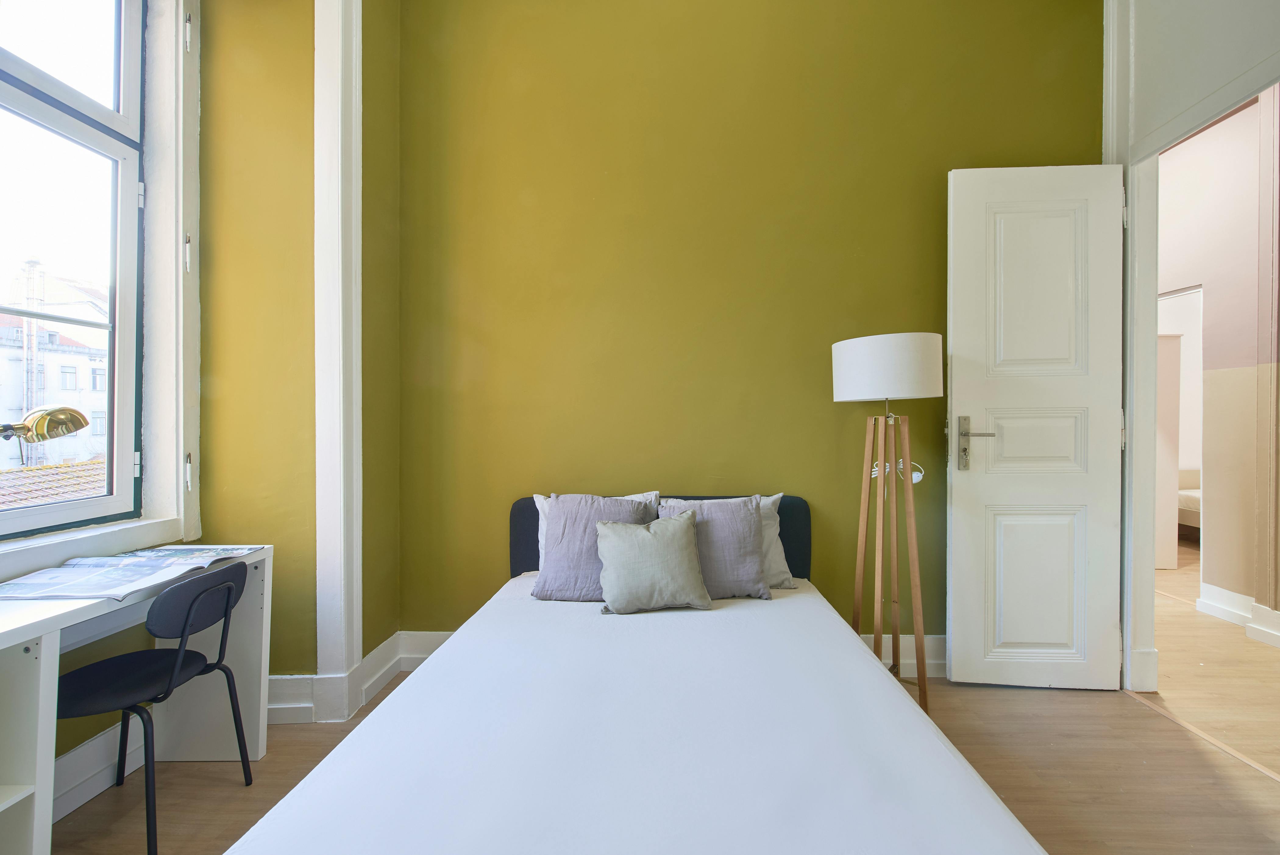 Private room for rent for €650 per month in Lisbon, Largo Vitorino Damásio