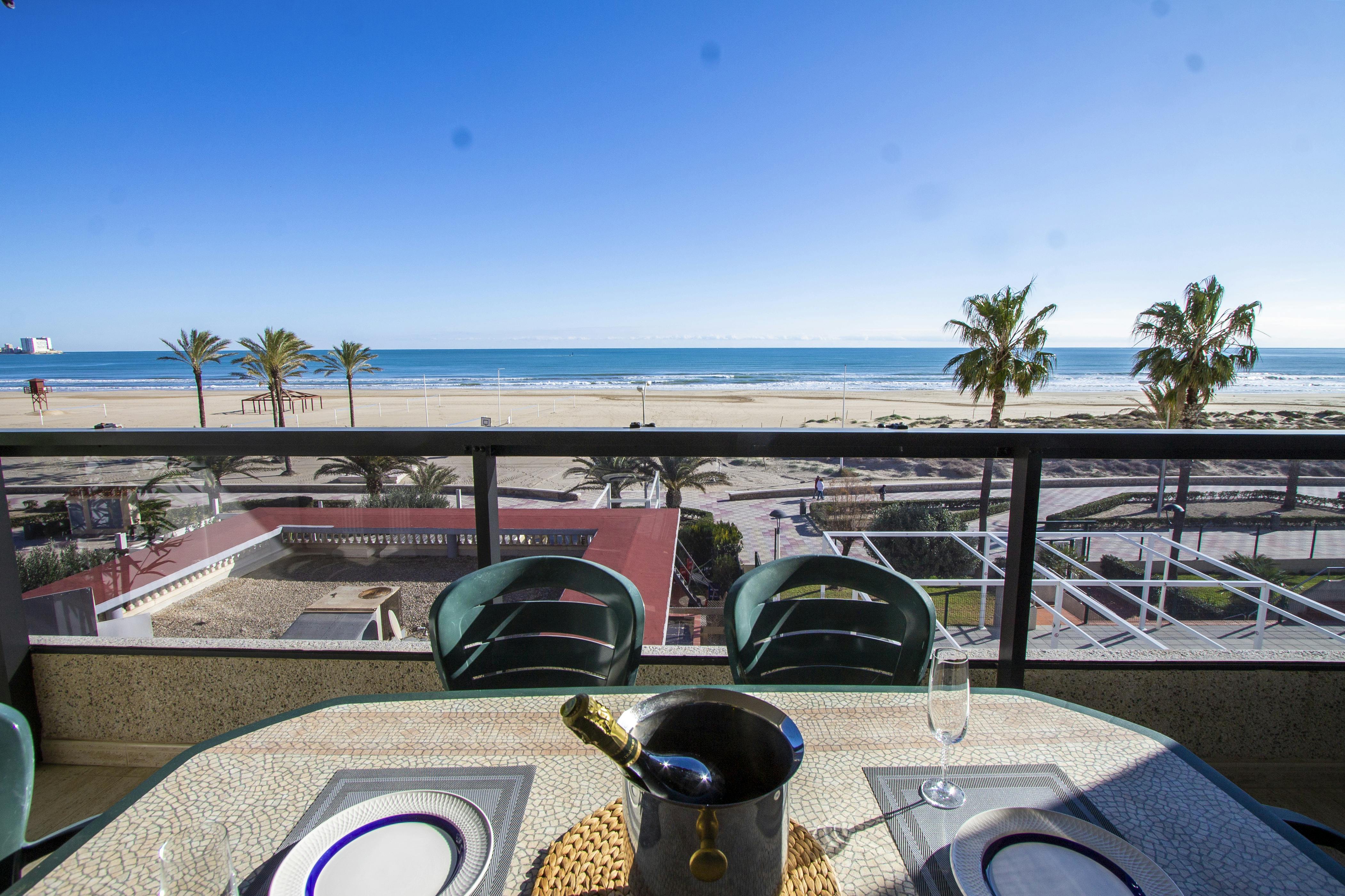 Apartment for rent for €1,350 per month in Cullera, Avinguda Enrique Chulio Piris