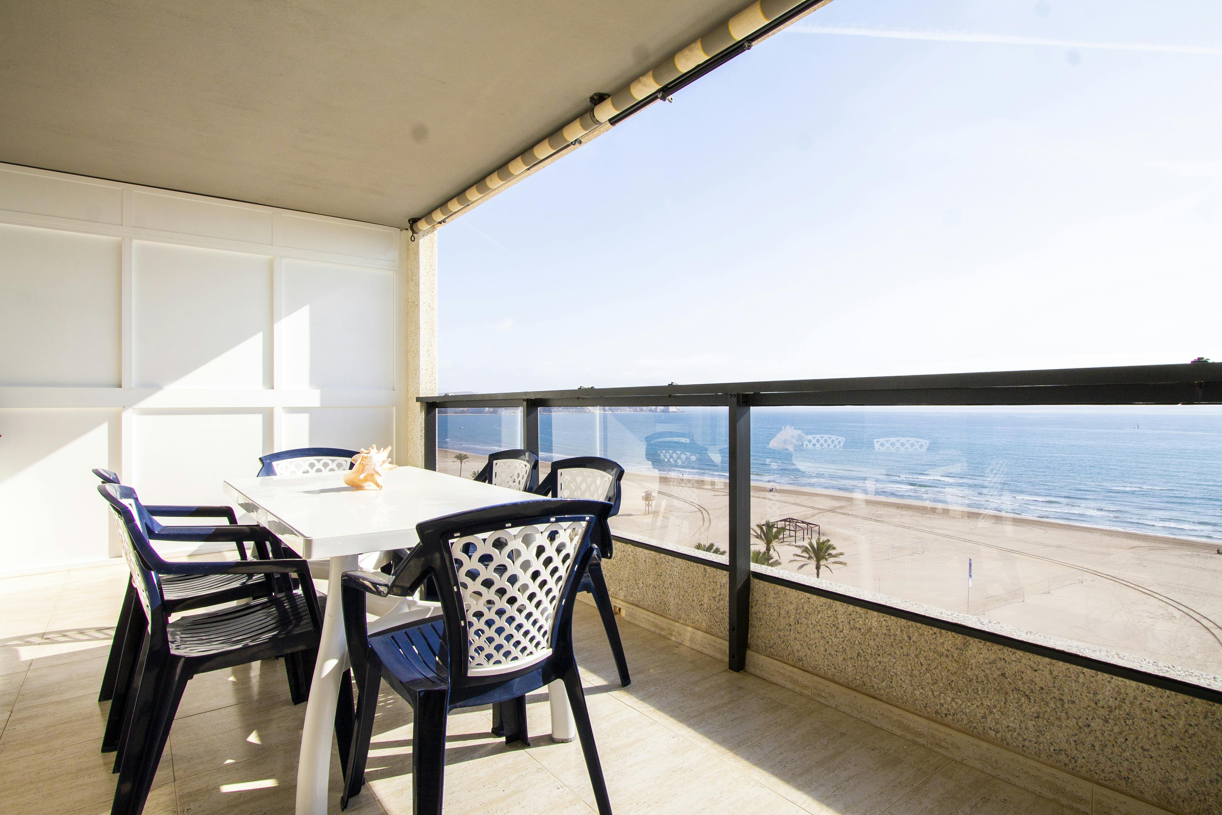 Apartment for rent for €1,350 per month in Cullera, Avinguda Enrique Chulio Piris