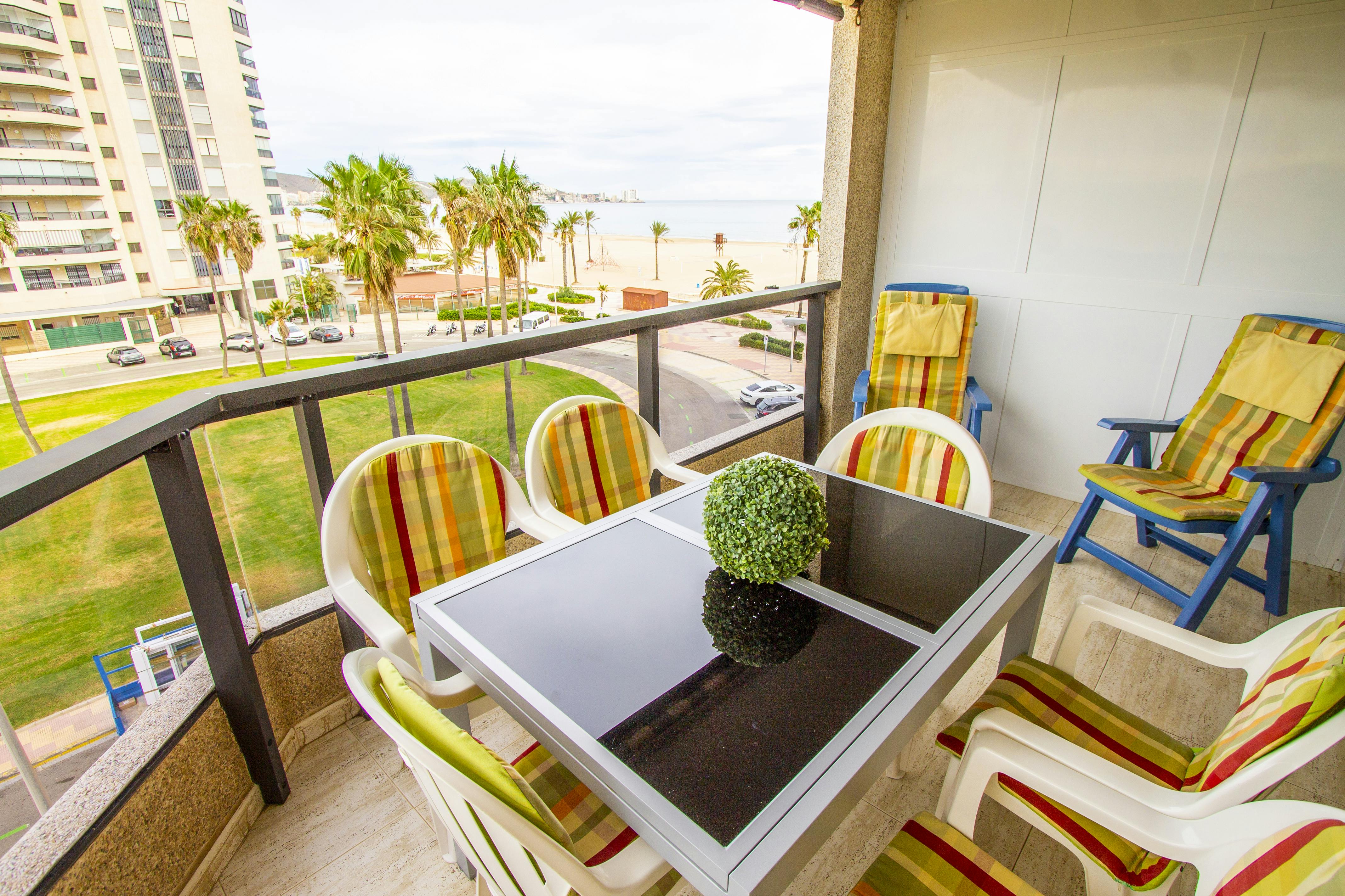 Apartment for rent for €1,350 per month in Cullera, Avinguda Enrique Chulio Piris