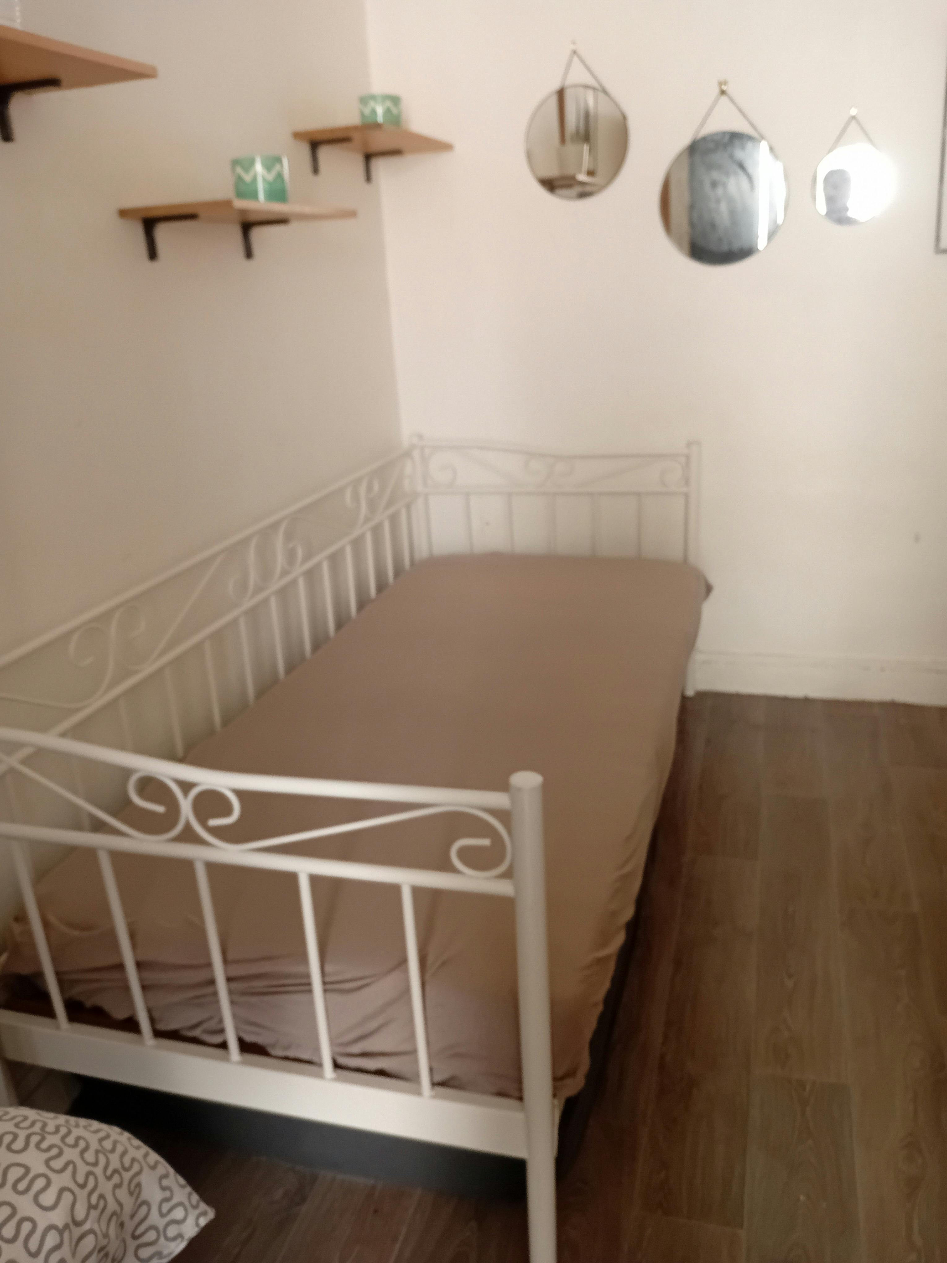 Studio for rent for €1,090 per month in Paris, Rue de la Huchette
