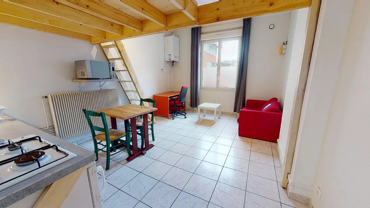 Студія за оренду для 361 EUR на місяць у Saint-Étienne, Rue Basse des Rives