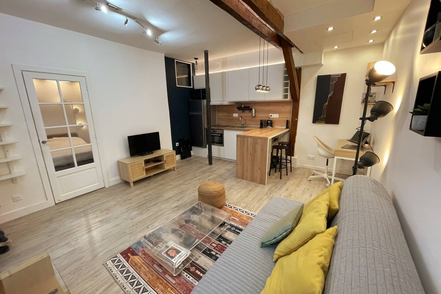 Apartment for rent for €3,380 per month in Paris, Rue du Morvan