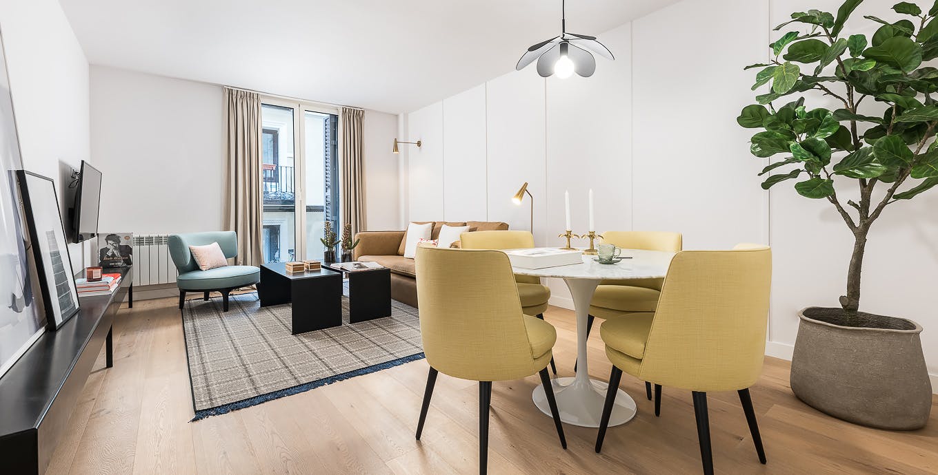 Apartment for rent for €2,827 per month in Madrid, Calle del Sombrerete