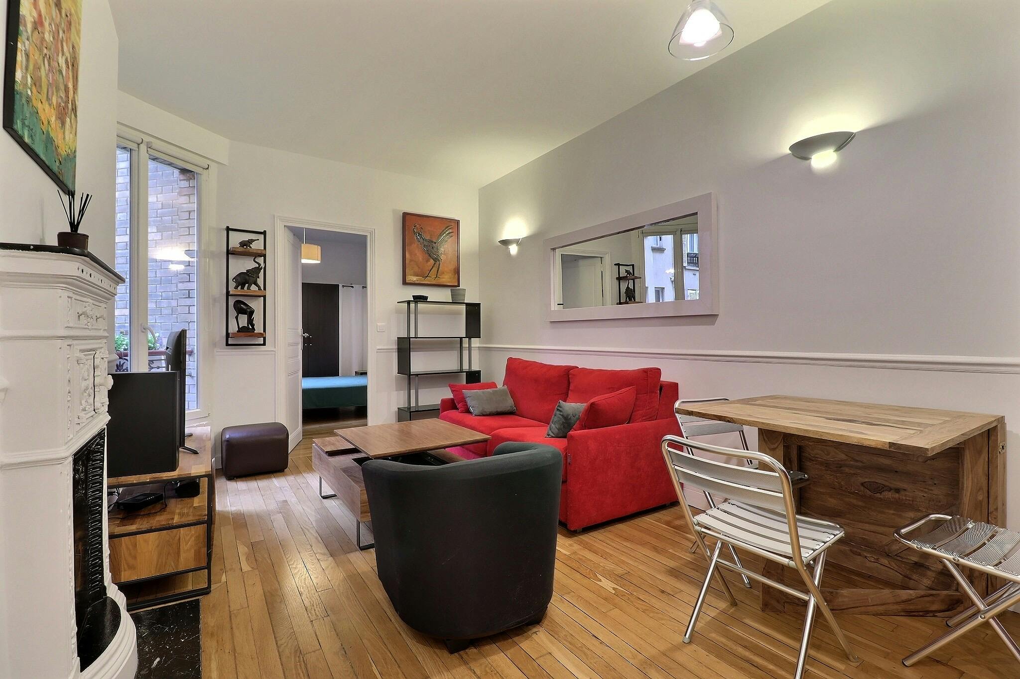 Apartment for rent for €1,748 per month in Paris, Rue Saint Charles