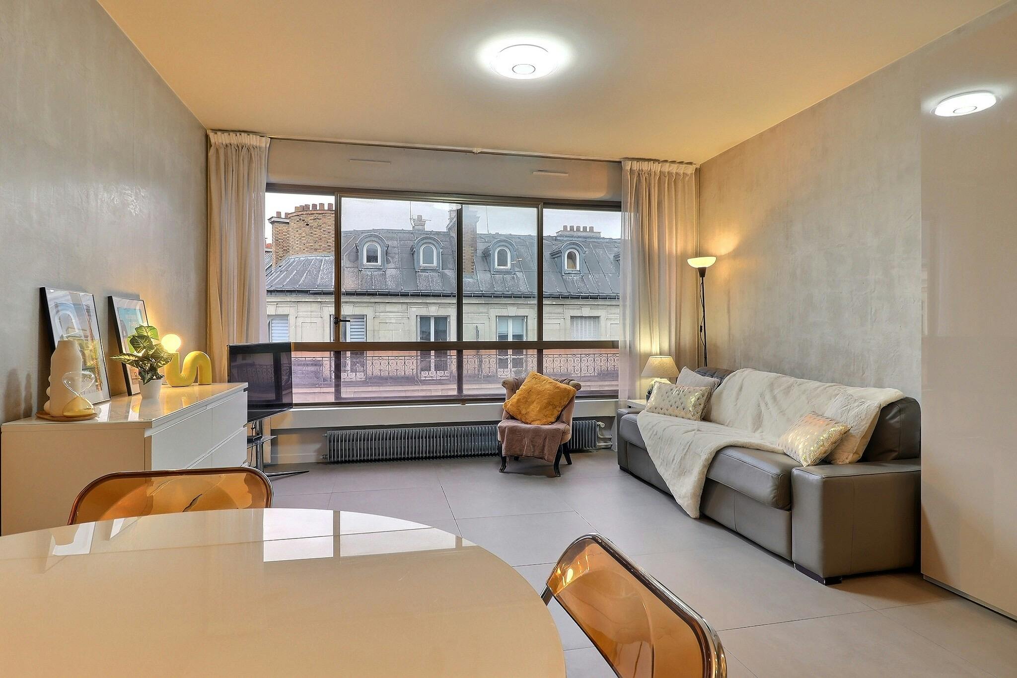 Studio for rent for €1,791 per month in Paris, Rue de Berri