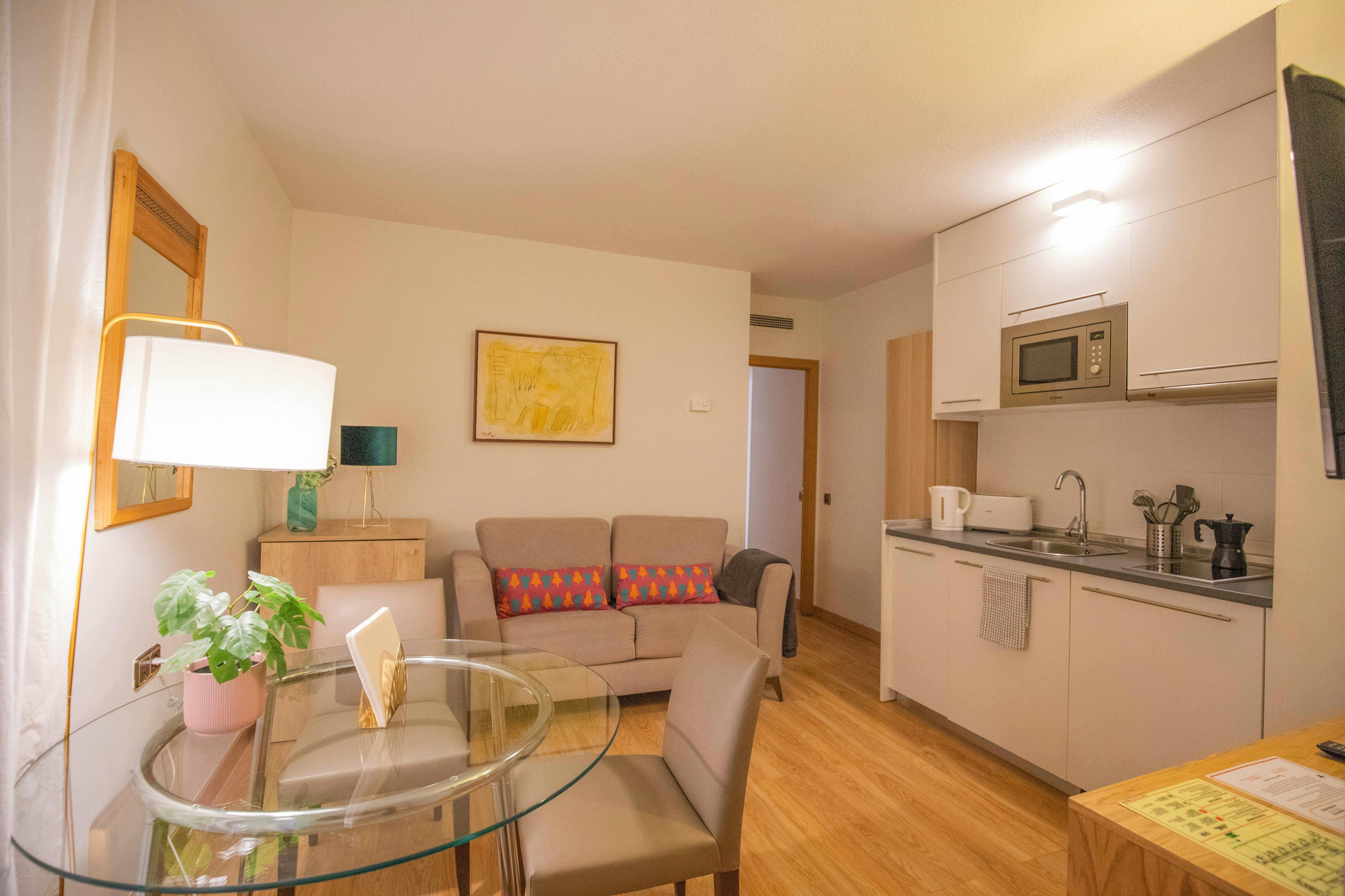 Studio for rent for €2,200 per month in Madrid, Calle de Leganitos