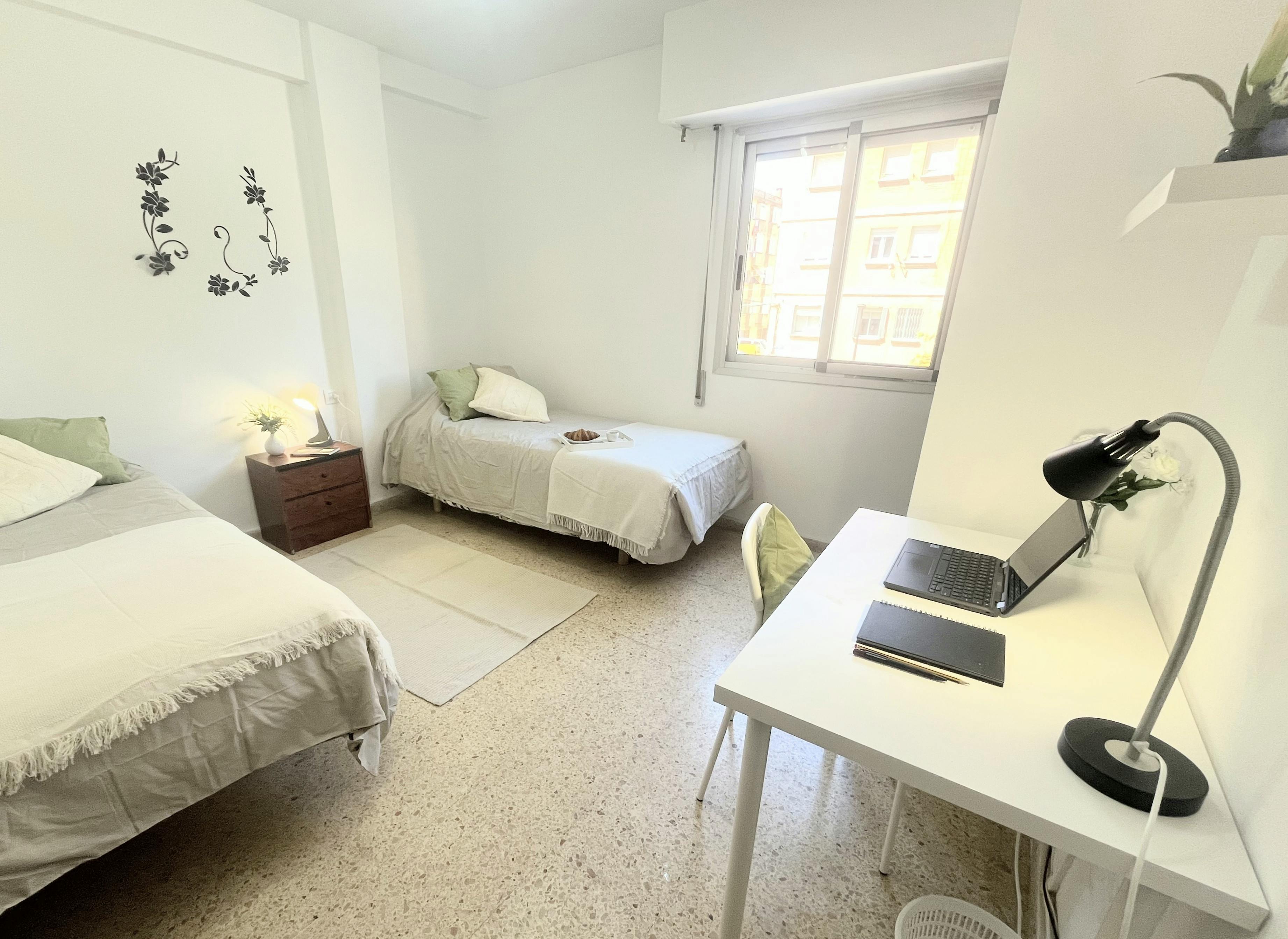 Private room for rent for €700 per month in Valencia, Carrer del General Llorens