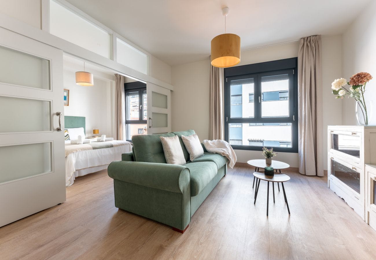 Apartment for rent for €1,300 per month in Málaga, Calle Martínez de la Rosa