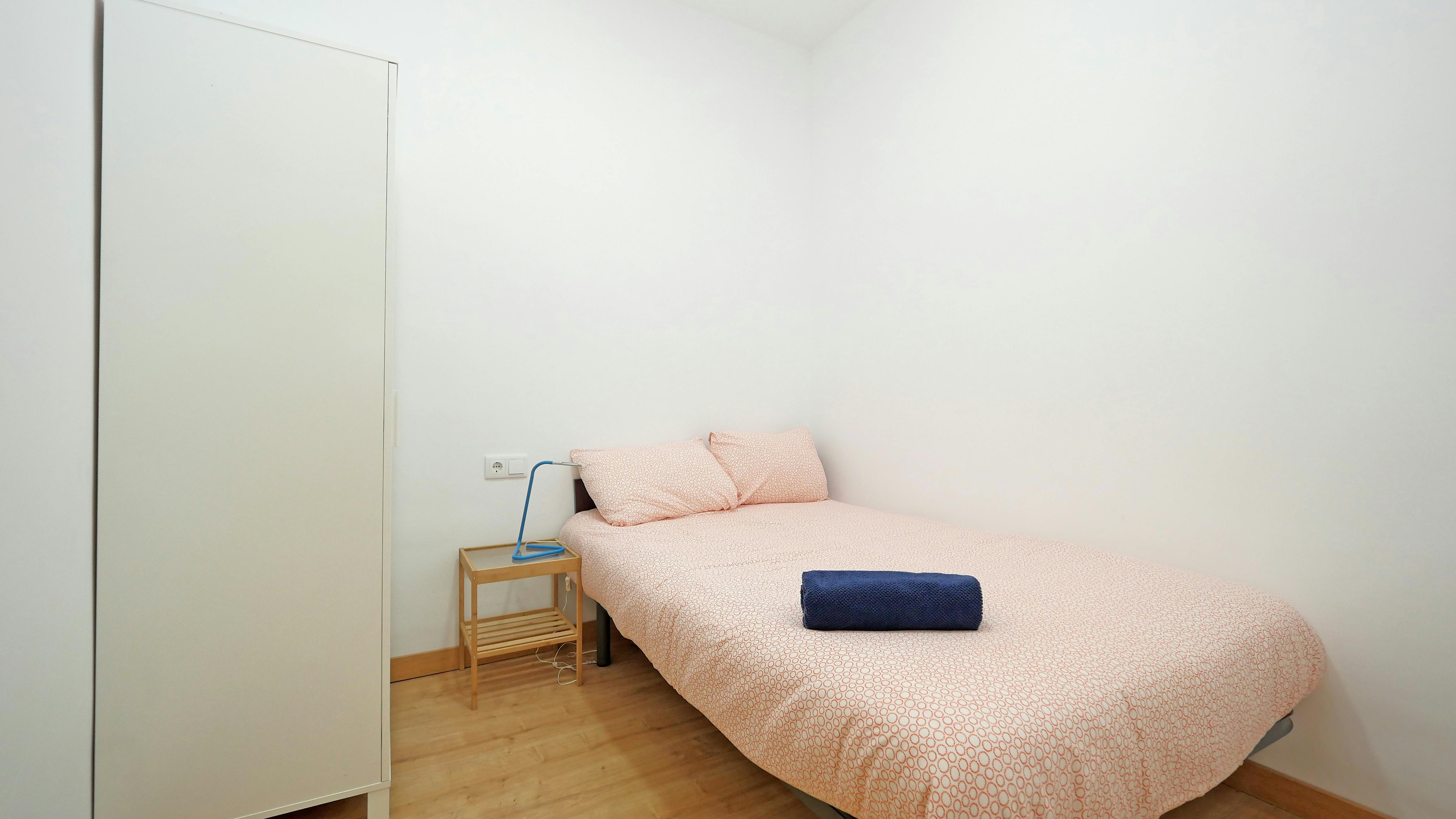 Private room for rent for €340 per month in Barcelona, Carrer de Ferlandina