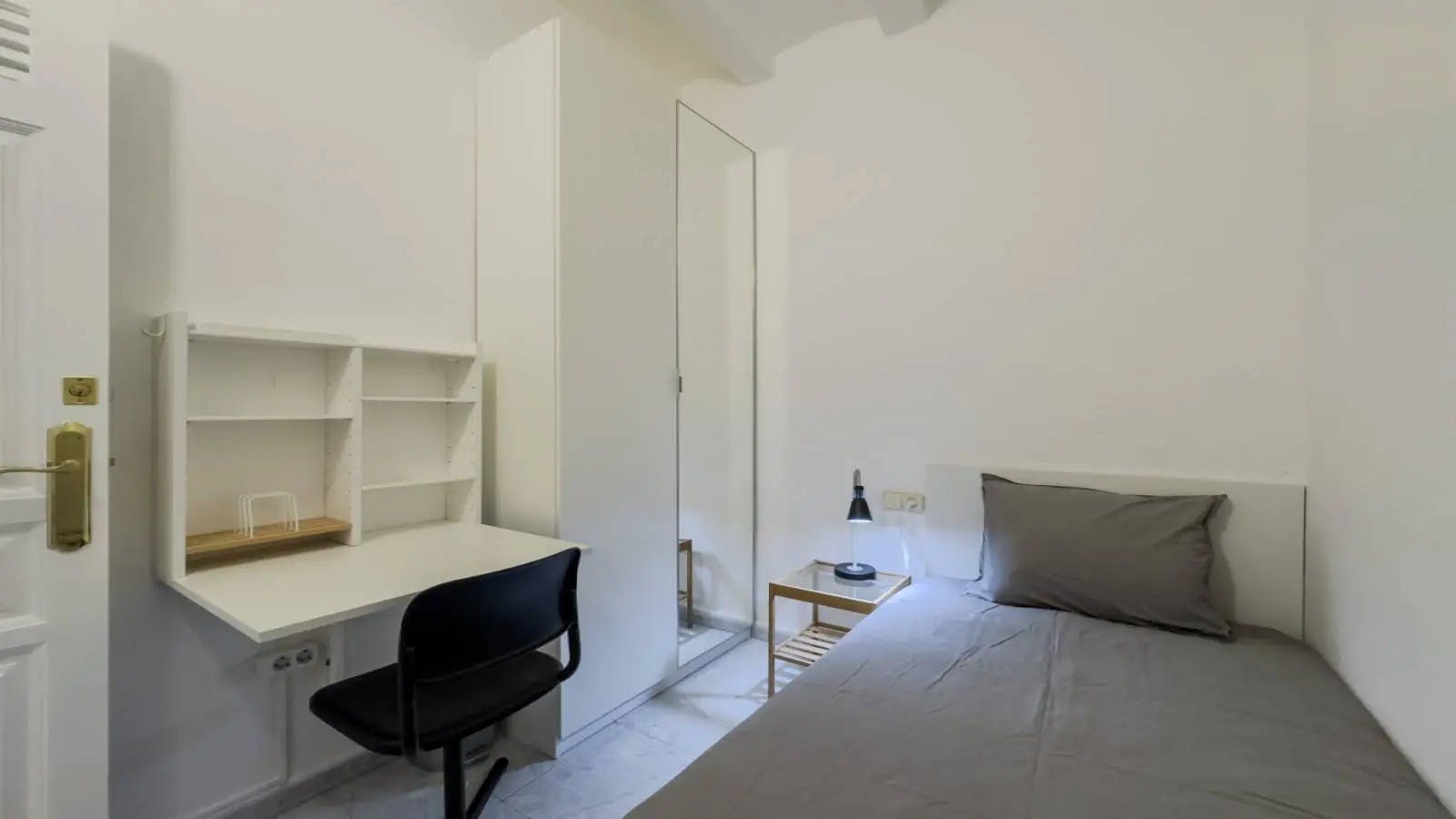Private room for rent for €250 per month in Barcelona, Carrer de Ferlandina