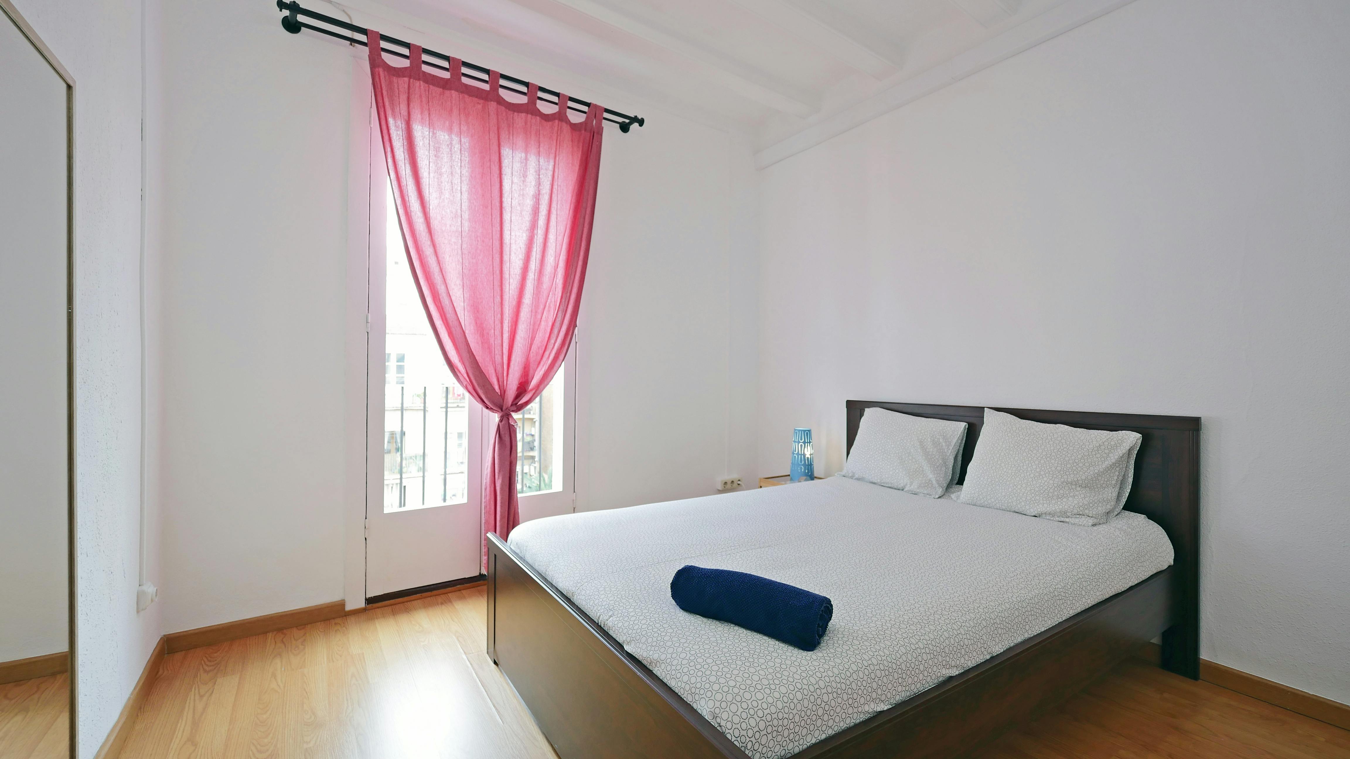 Private room for rent for €420 per month in Barcelona, Carrer de Ferlandina