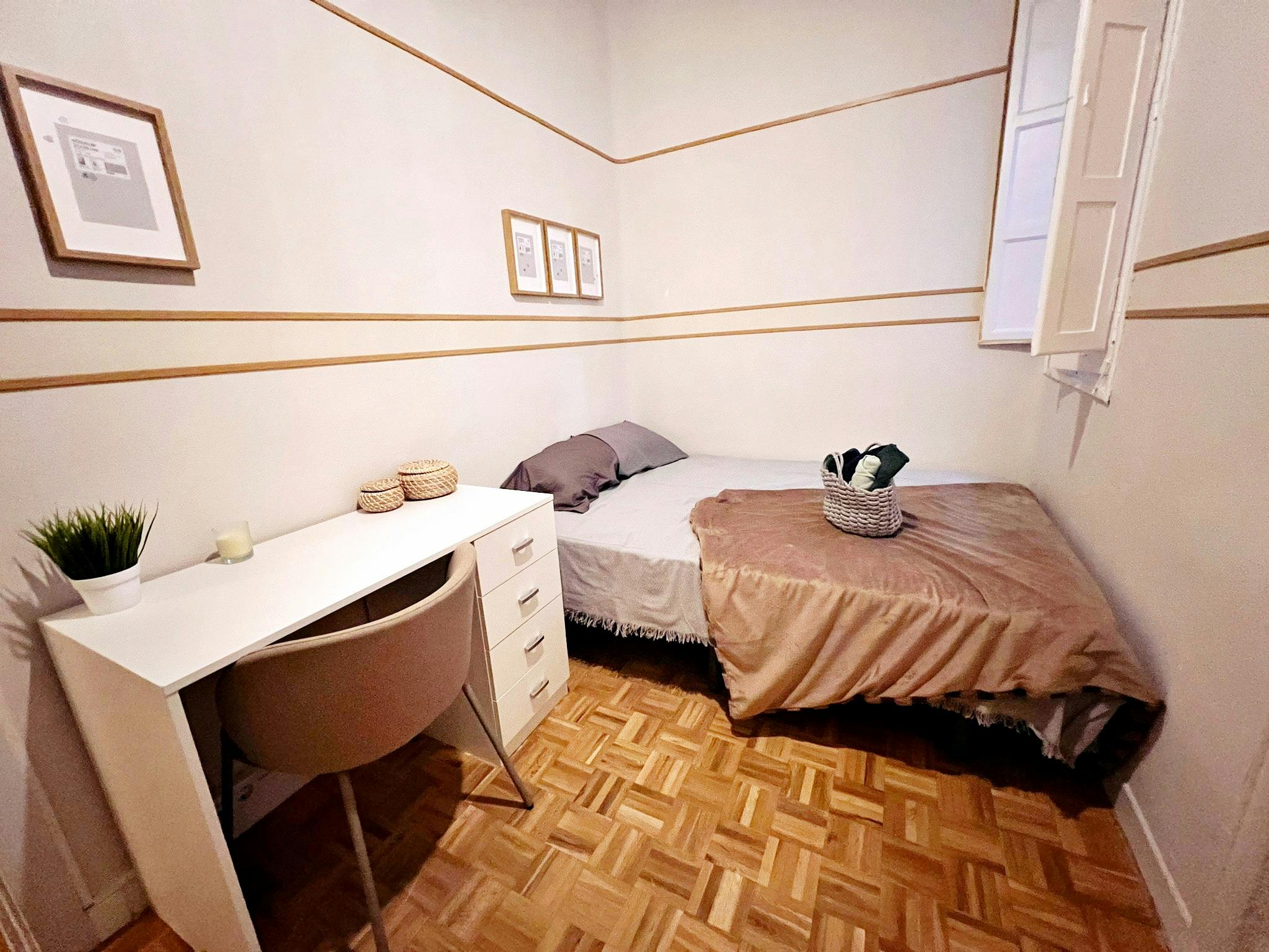 Calle de Menorca, Madrid preview