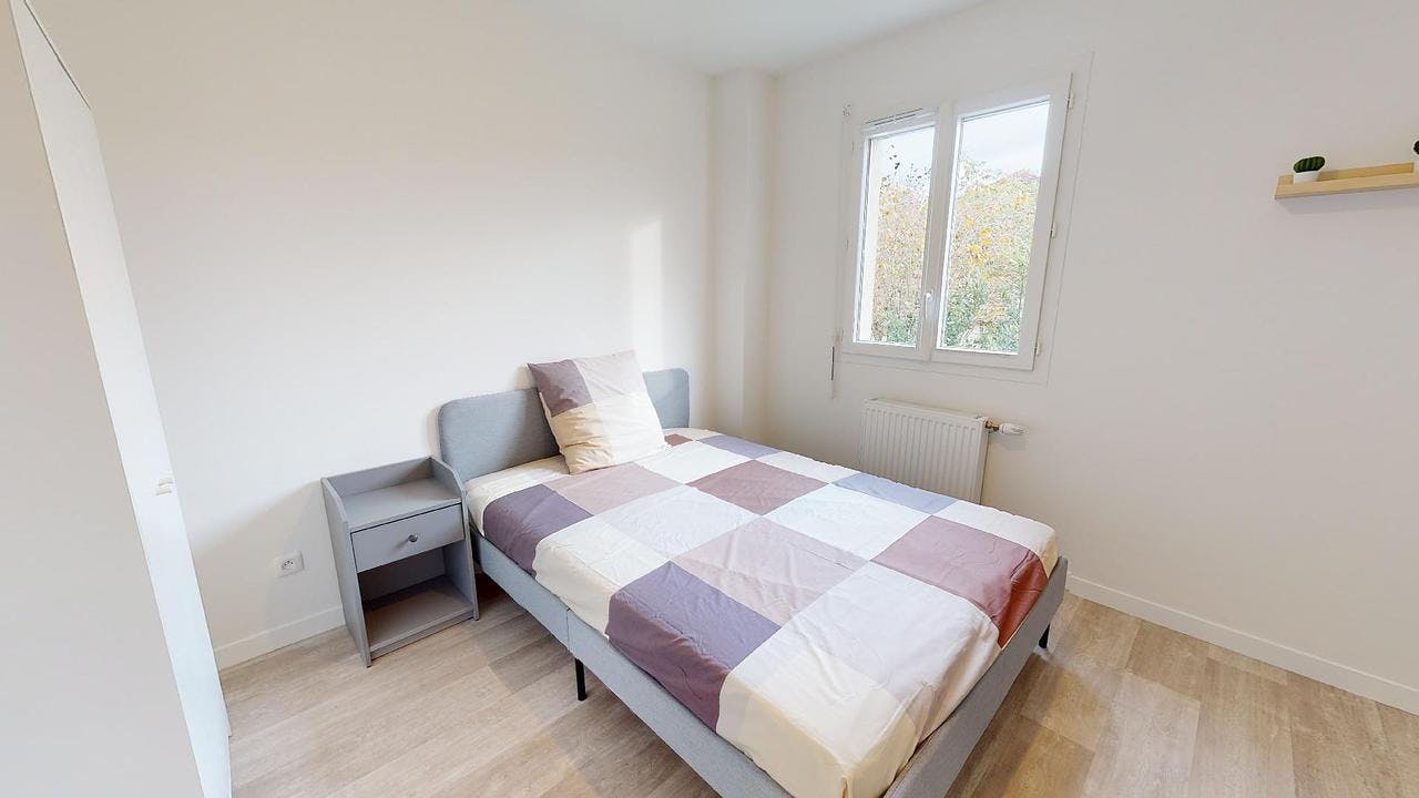 Private room for rent on Rue de Champmaillot, Dijon