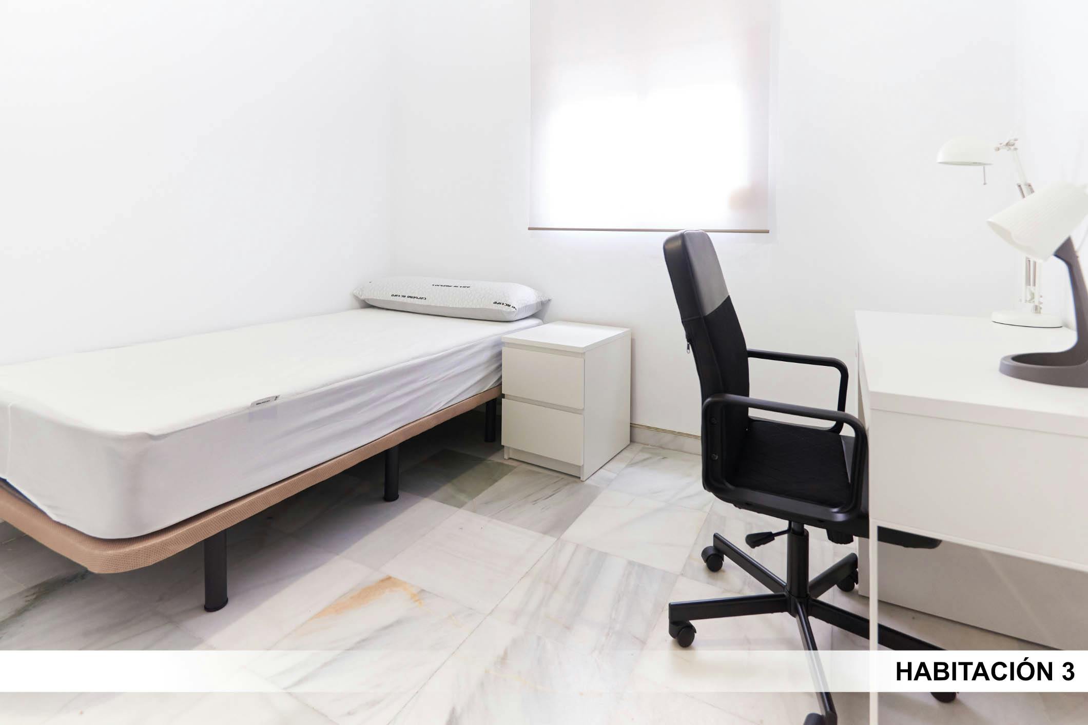 Private room for rent for €535 per month in Sevilla, Calle Carlos Brujes