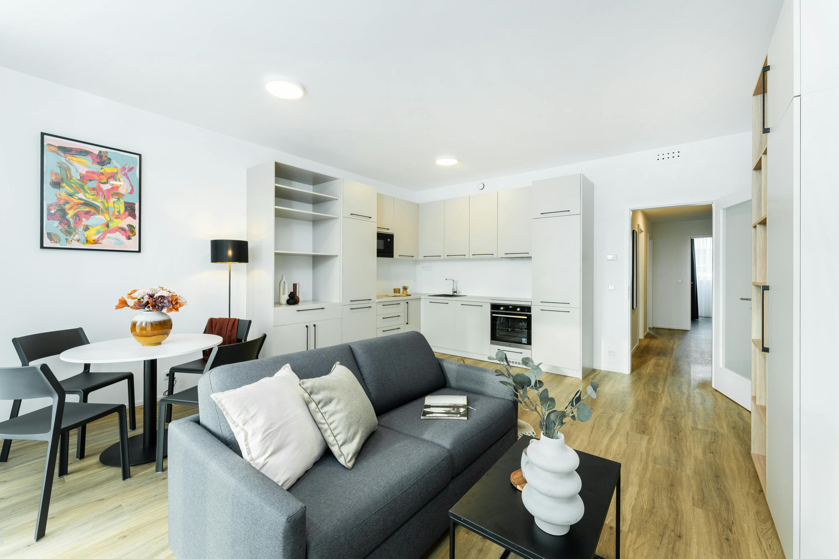 Apartment for rent for €1,500 per month in Hlavní město Praha, Odkolkova