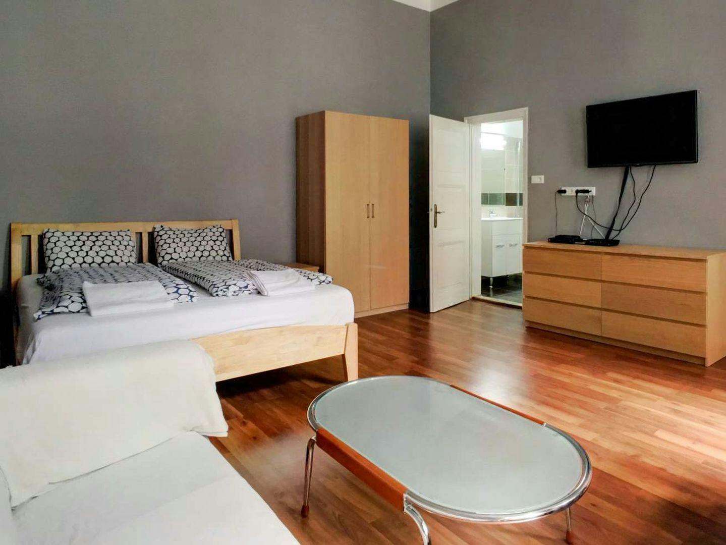 Apartment for rent for HUF 251,491 per month in Budapest, Klauzál tér