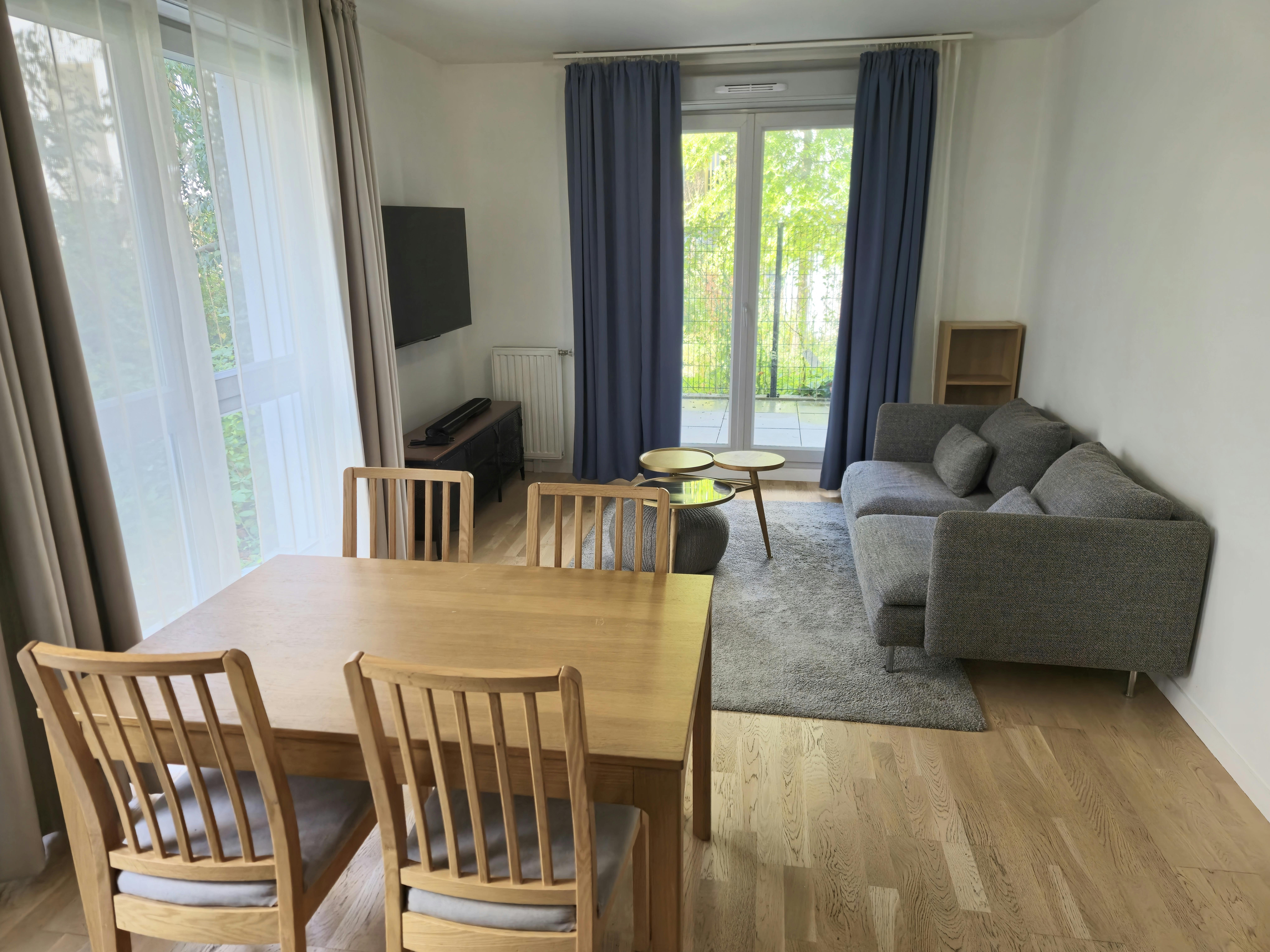 Building for rent for €1,500 per month in Romainville, Promenade des Mares