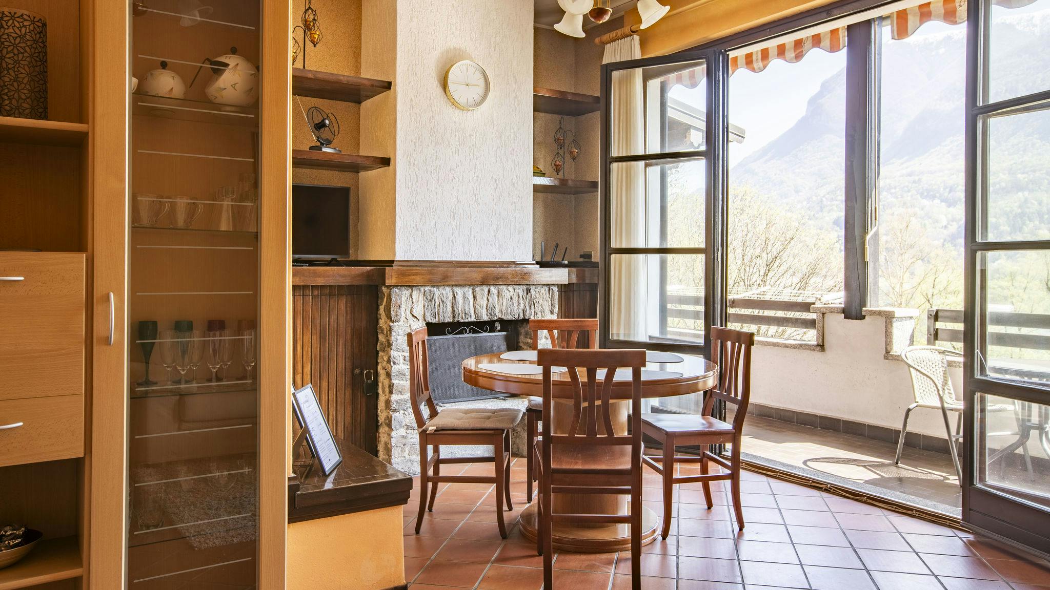 Apartment for rent for €1 per month in Carlazzo, Via Bonzanigo