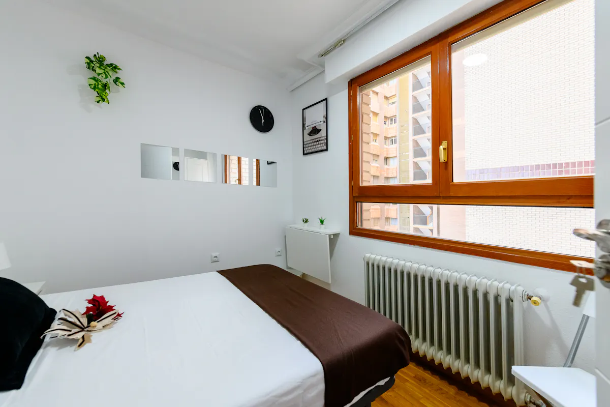 Private room in Calle Gutiérrez Mellado, Zaragoza (1582120) ROOM