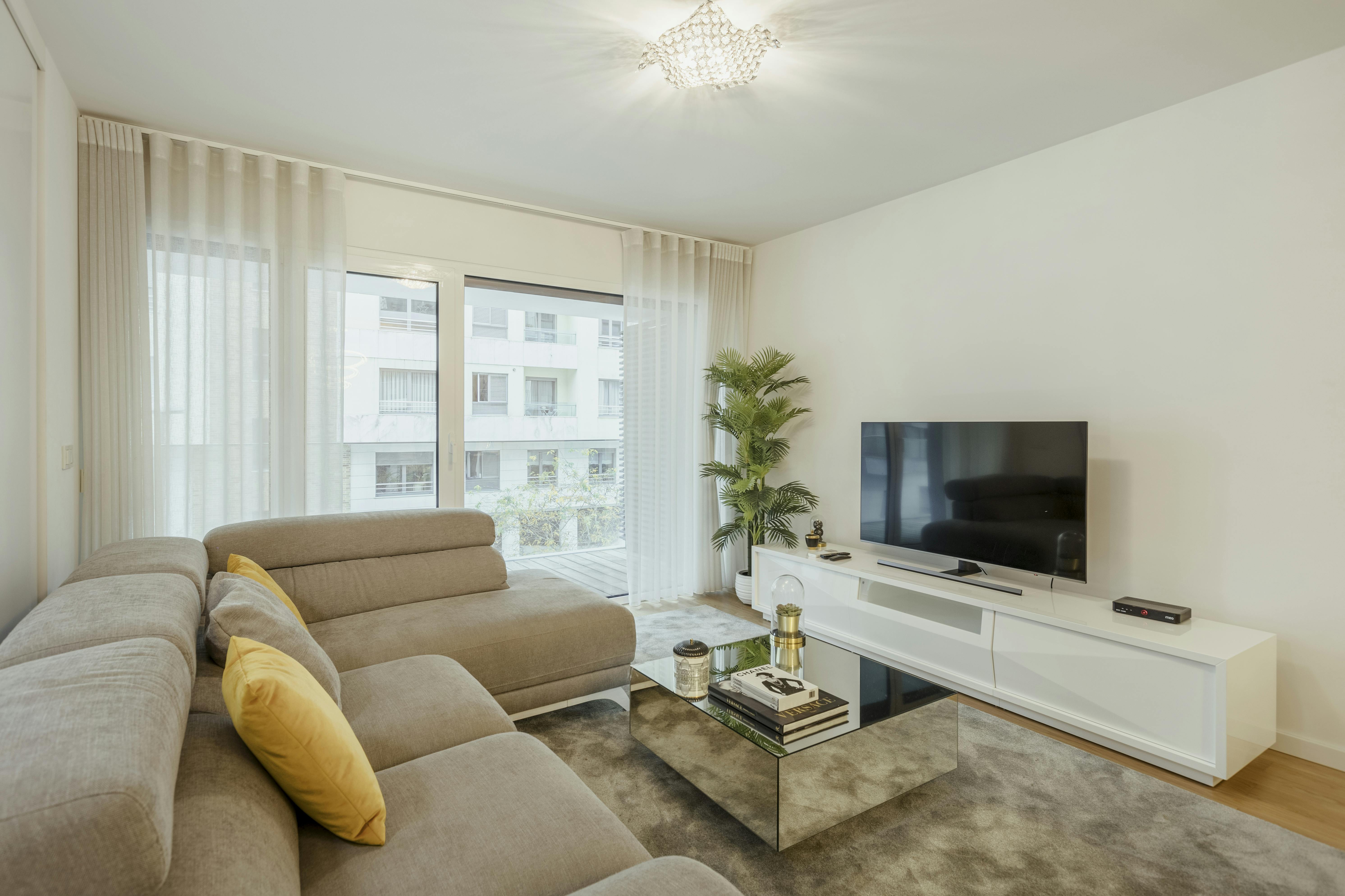 Apartment for rent for €2,900 per month in Lisbon, Rua António Alçada Baptista