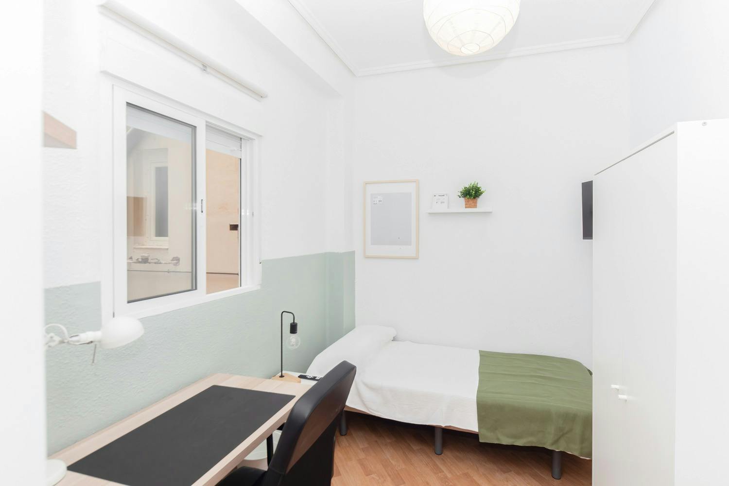 Privat rum att hyra för 325 € i månaden i Valencia, Carrer de la Font Roja