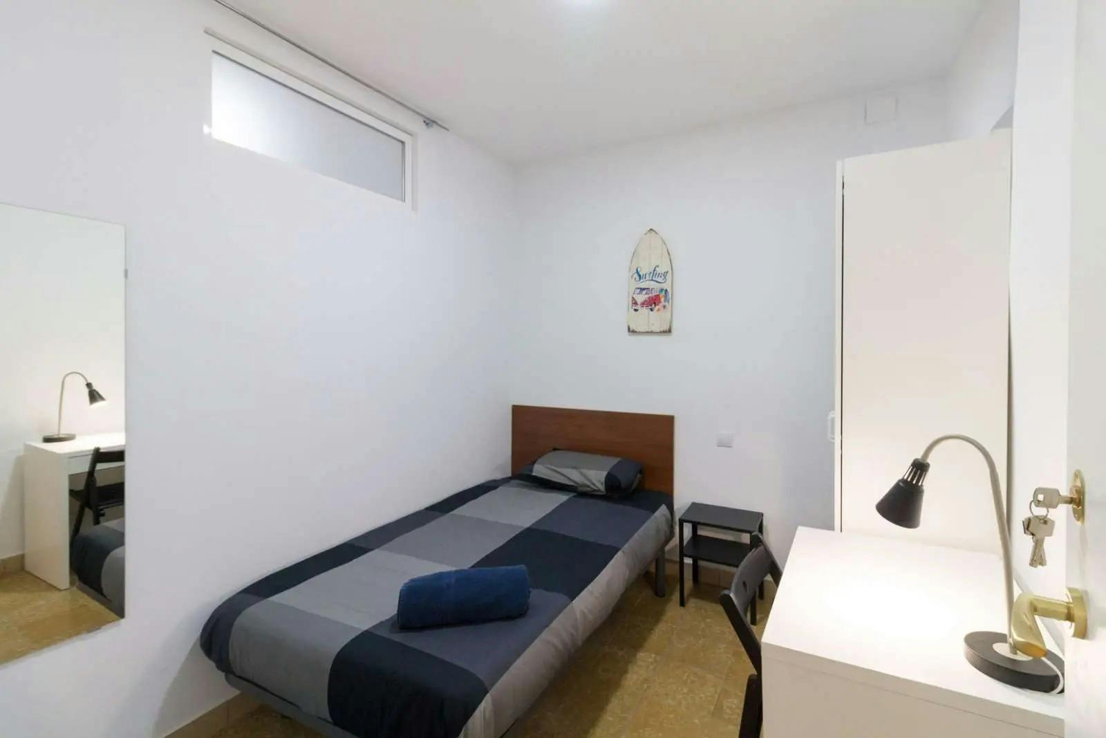 Private room for rent for €280 per month in Barcelona, Carrer de la Lluna
